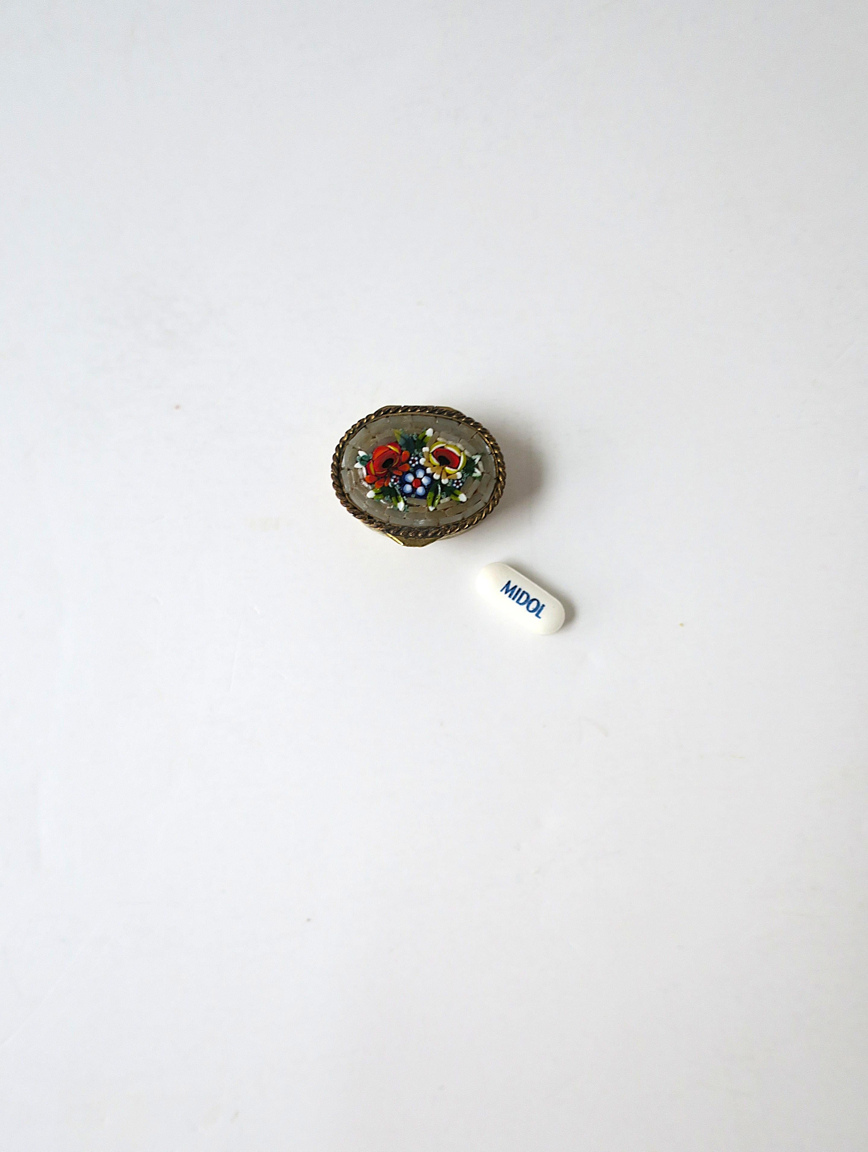 Italian Pill Box Micro Mosaic Millefiori (Messing) im Angebot