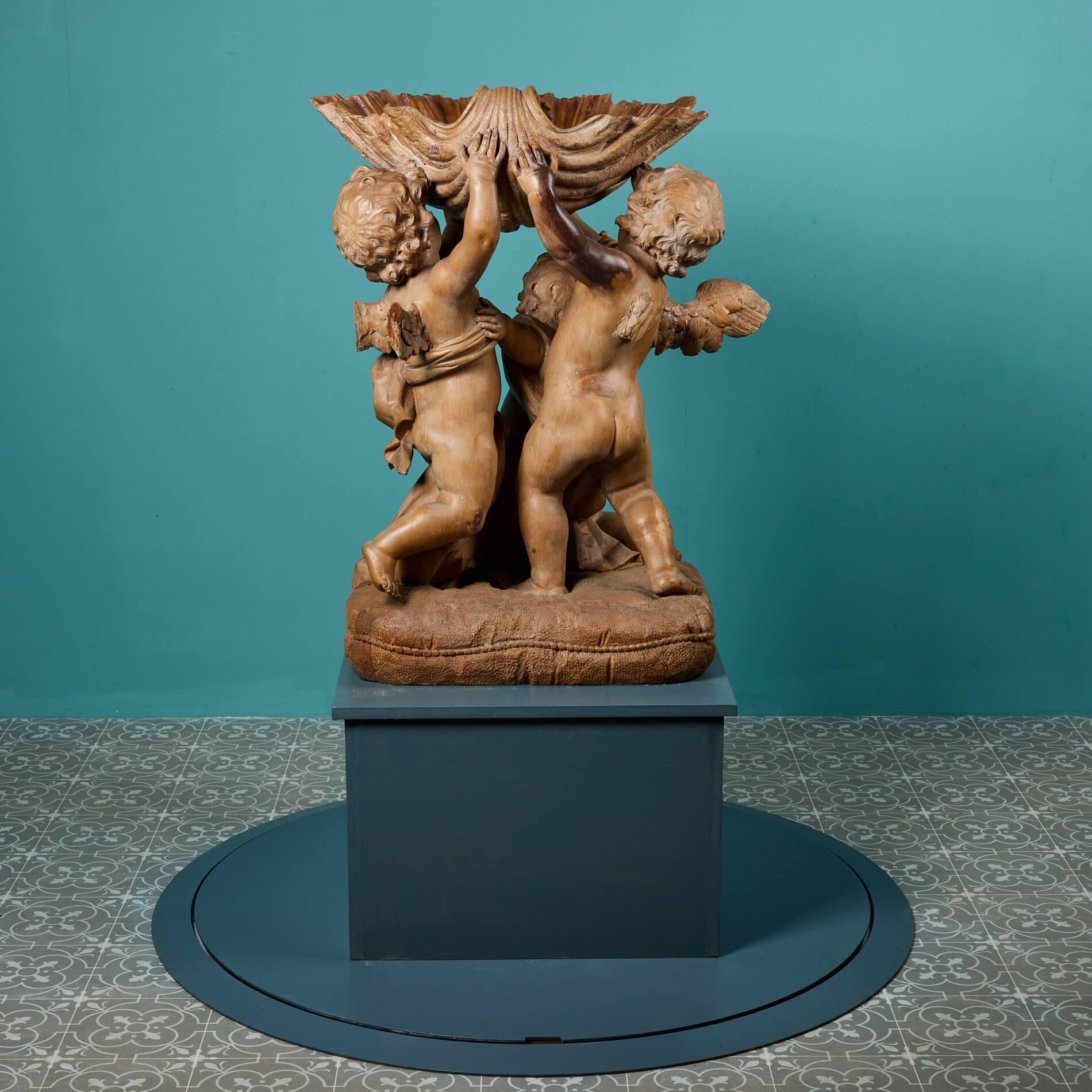 Eine italienische handgeschnitzte Putti-Statue aus Kiefer (19. Jahrhundert) im Angebot