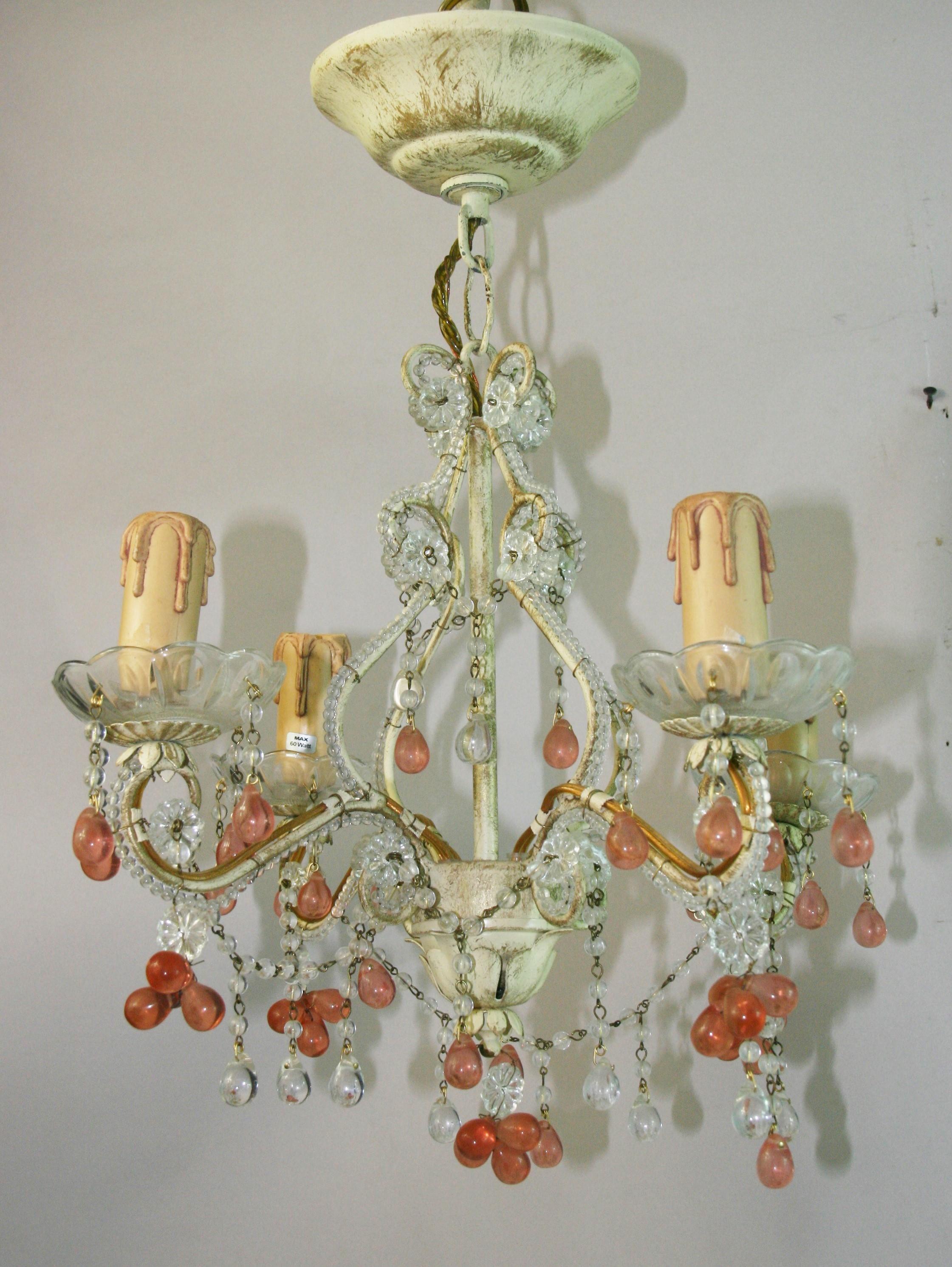 Lampadario italiano del 1873 con ping e perline chiare 
Lampadine a candelabro cablate da 60 watt max