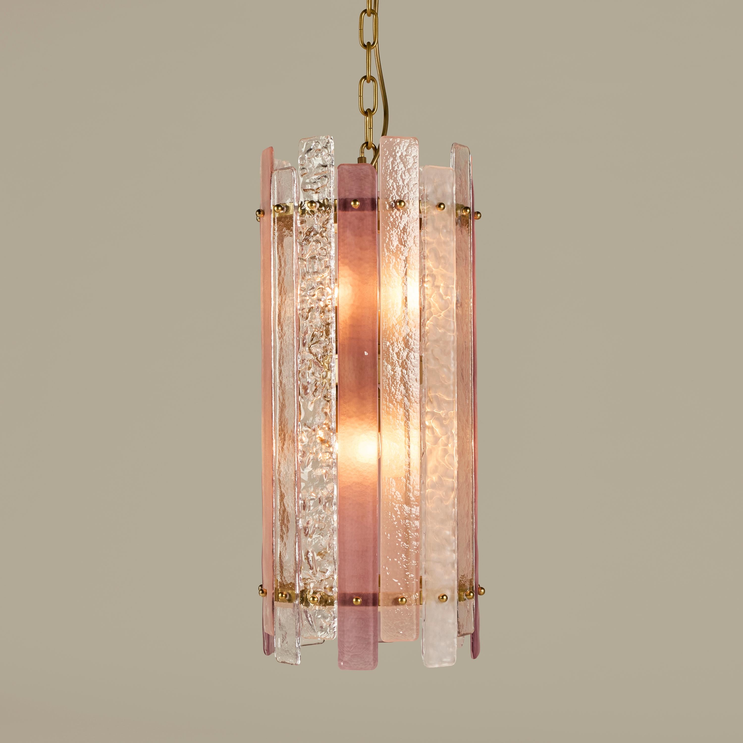 Glamour pendentif italien Murano avec 16 panneaux de verre texturé alternés en rose pâle, rose, opaque givré et verre clair texturé. Chaque panneau en verre de Murano fait à la main est maintenu en place par un filial en laiton en haut et en