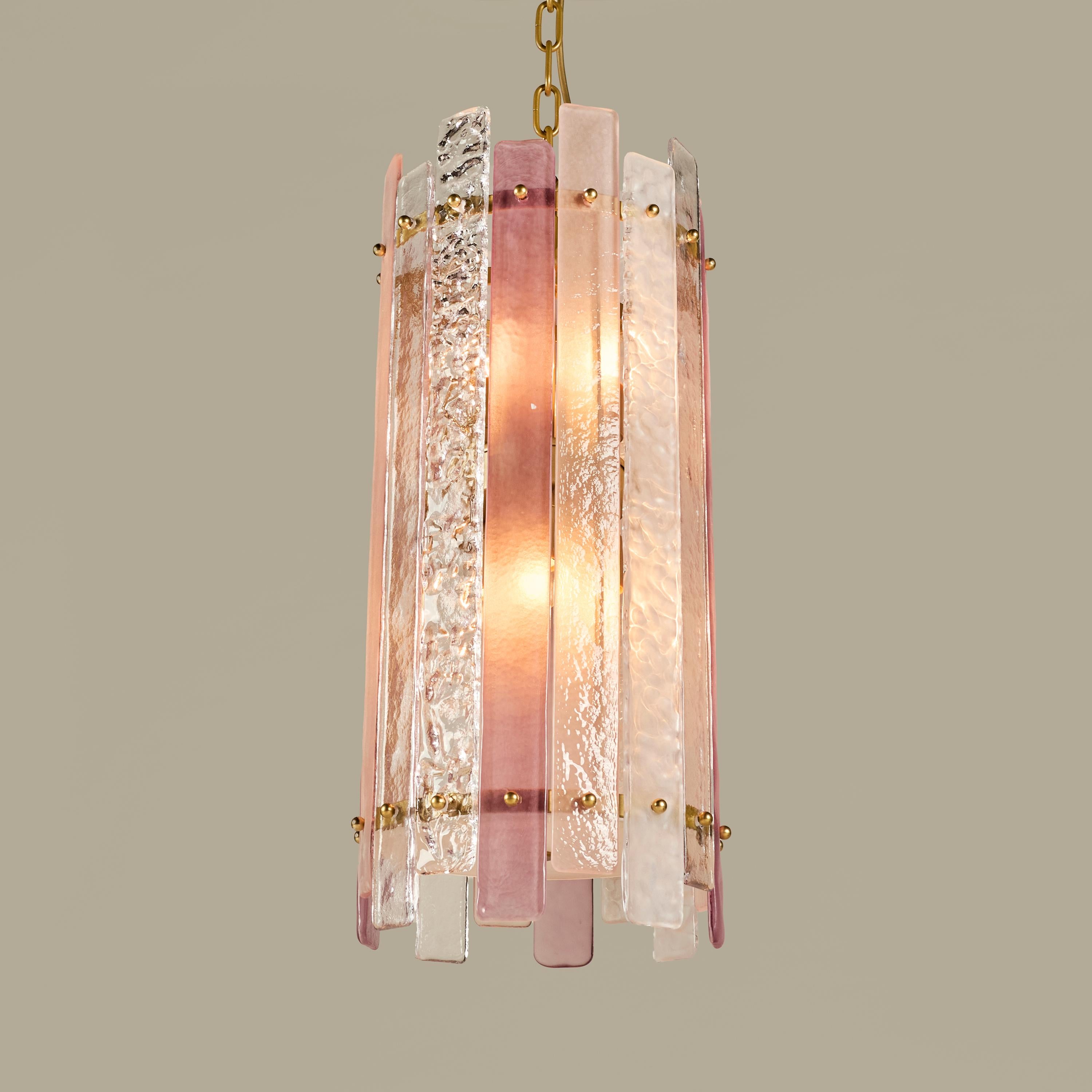 Poudré Lustre italien en verre de Murano soufflé à la main, rose et transparent, et en laiton. en vente