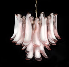 Italienischer Kronleuchter aus 36 rosa und weißen Blütenblättern, Murano