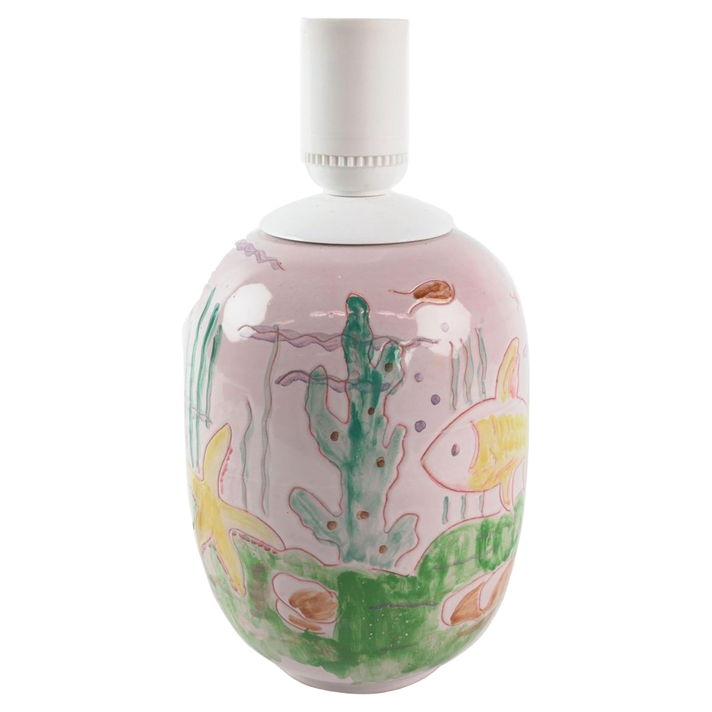 Lampe de table italienne en céramique émaillée rose avec motif inspiré de la mer. Cette lampe au motif marin apporterait une touche charmante et ludique à une chambre d'enfant. La couleur rose tendre crée une atmosphère chaleureuse et apaisante,