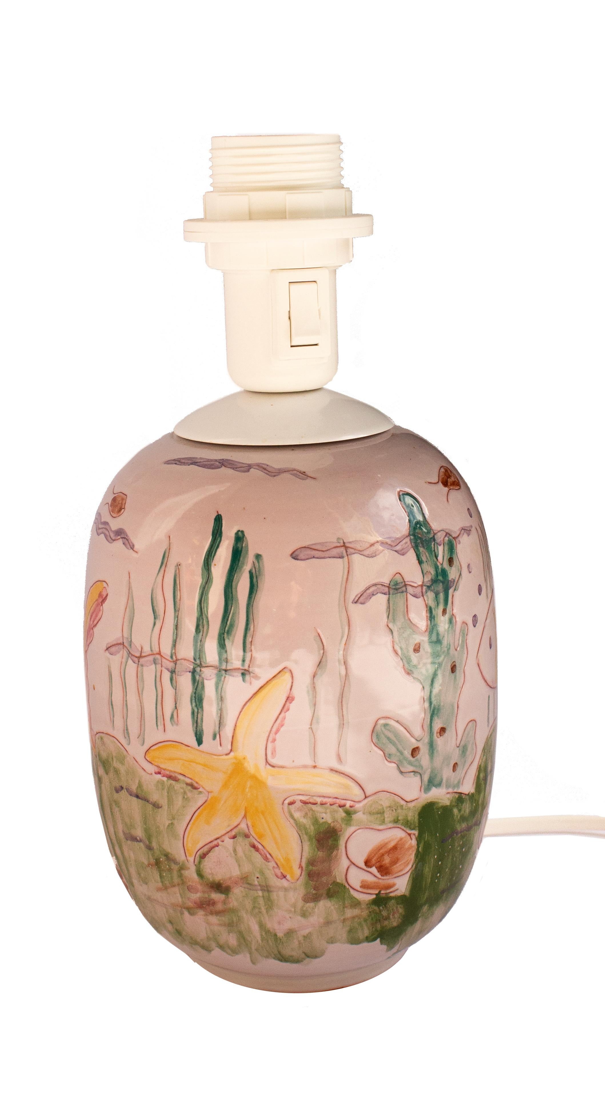 Fait main Lampe de table italienne en céramique émaillée rose avec motif inspiré de la mer en vente