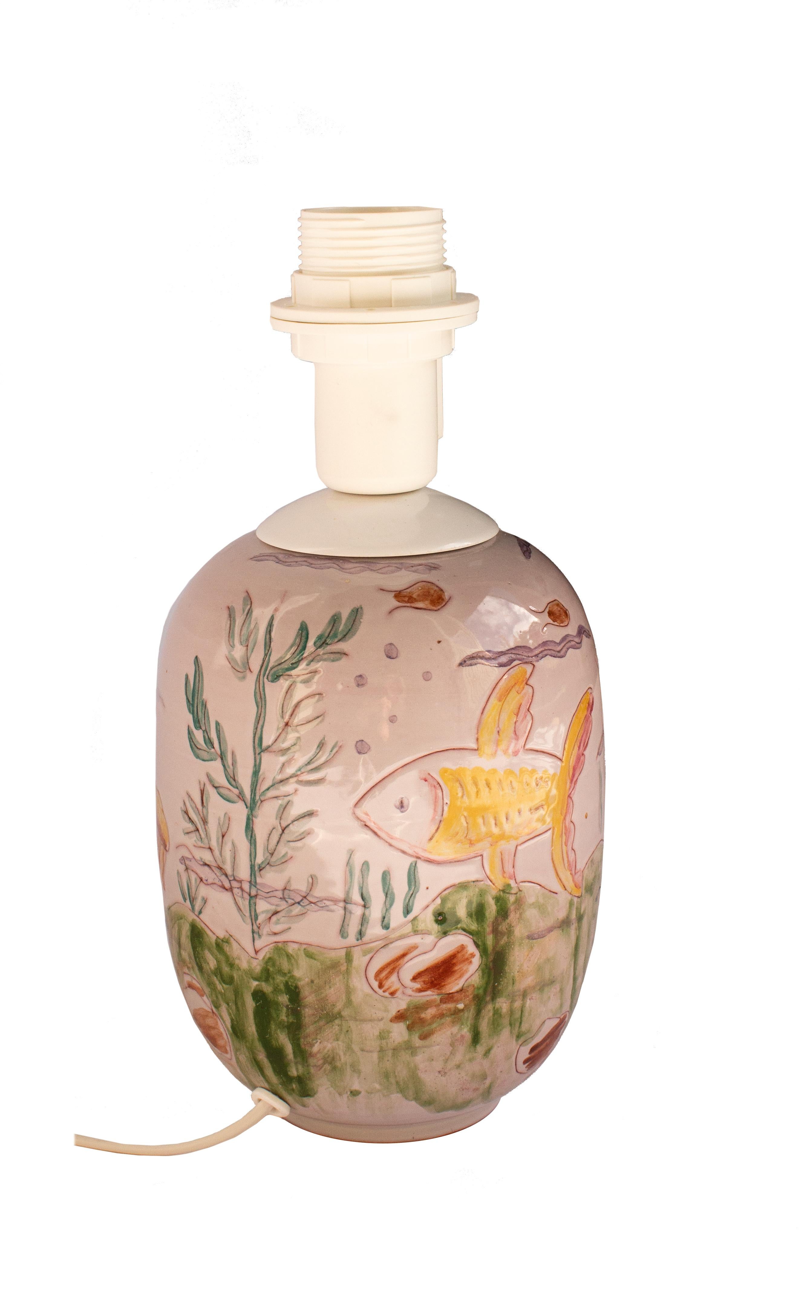 Milieu du XXe siècle Lampe de table italienne en céramique émaillée rose avec motif inspiré de la mer en vente