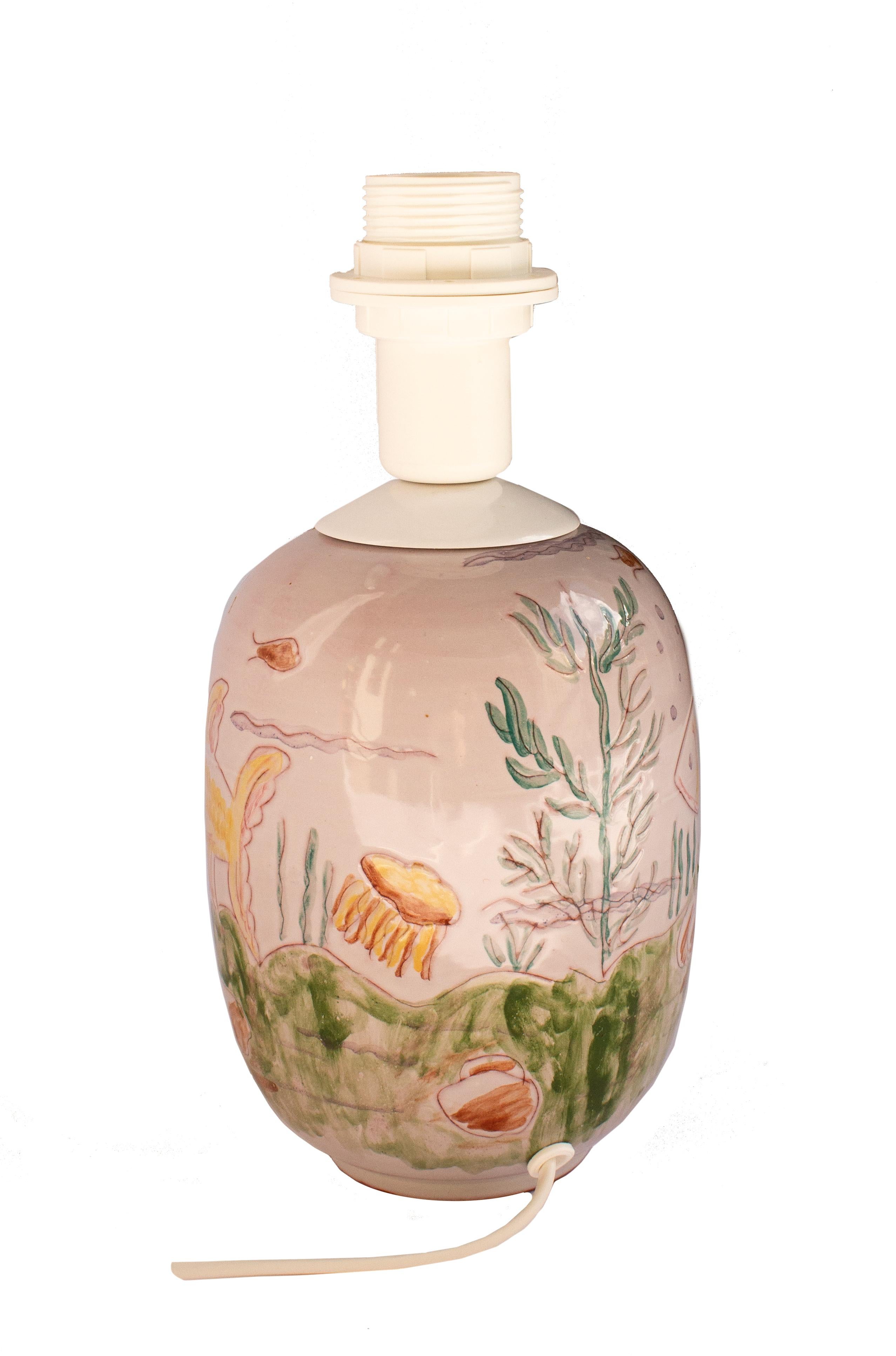 Céramique Lampe de table italienne en céramique émaillée rose avec motif inspiré de la mer en vente