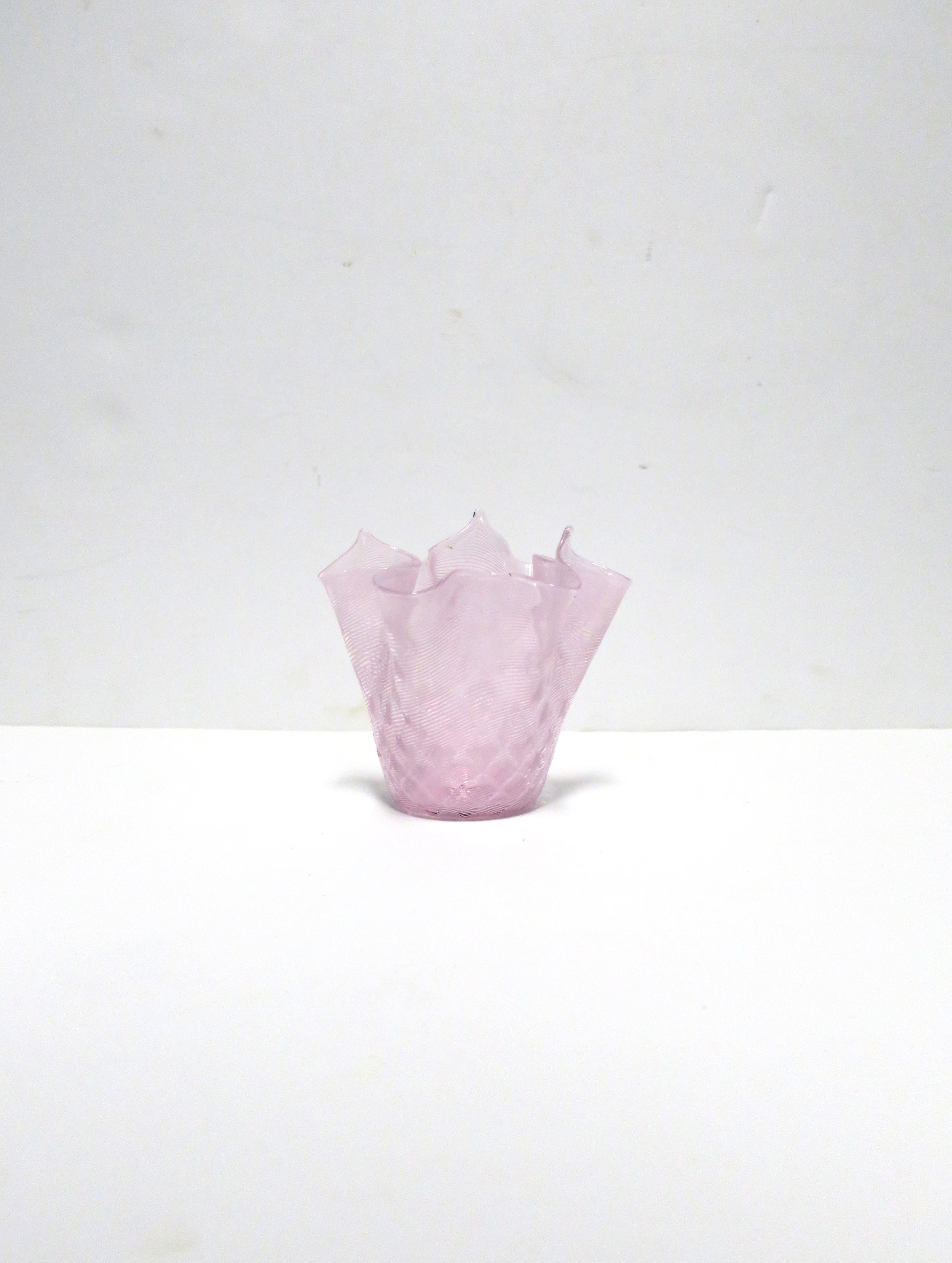 Precioso jarrón italiano de vidrio artístico de color rosa pañuelo al estilo de Venini, hacia el siglo XX, Italia. Una hermosa pieza hecha a mano con un diseño acolchado/de rombos alrededor de la mitad inferior del jarrón. Dimensiones: 5,38