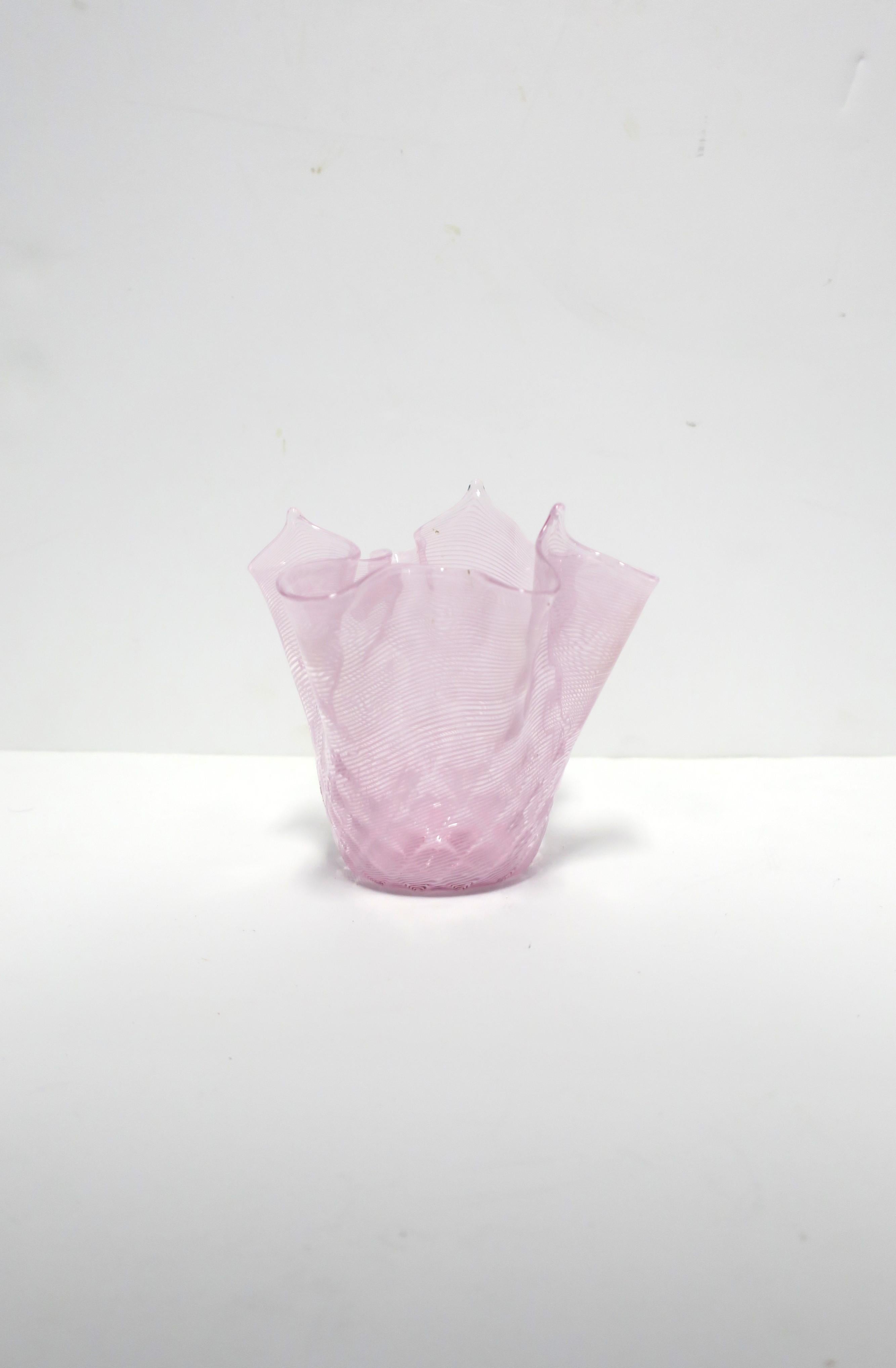 Italienische venezianische Muranoglasvase mit rosa Taschentuch-Kunstglasvase  (Handgefertigt) im Angebot