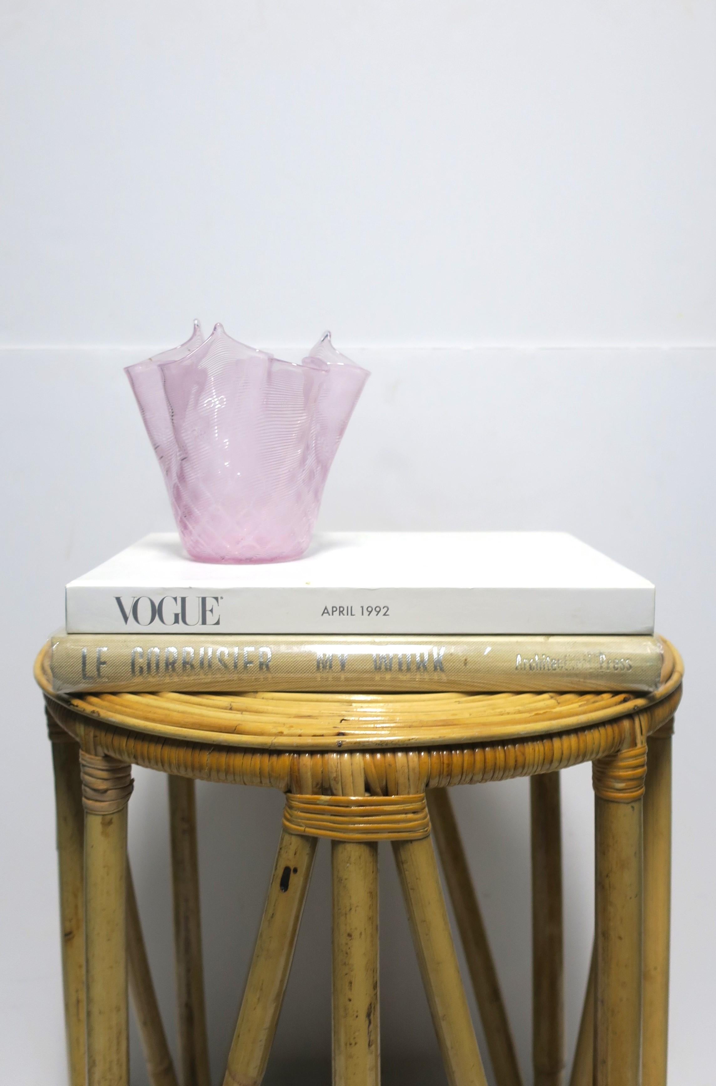 Fait main Vase en verre d'art vénitien rose en forme de mouchoir de Murano  en vente