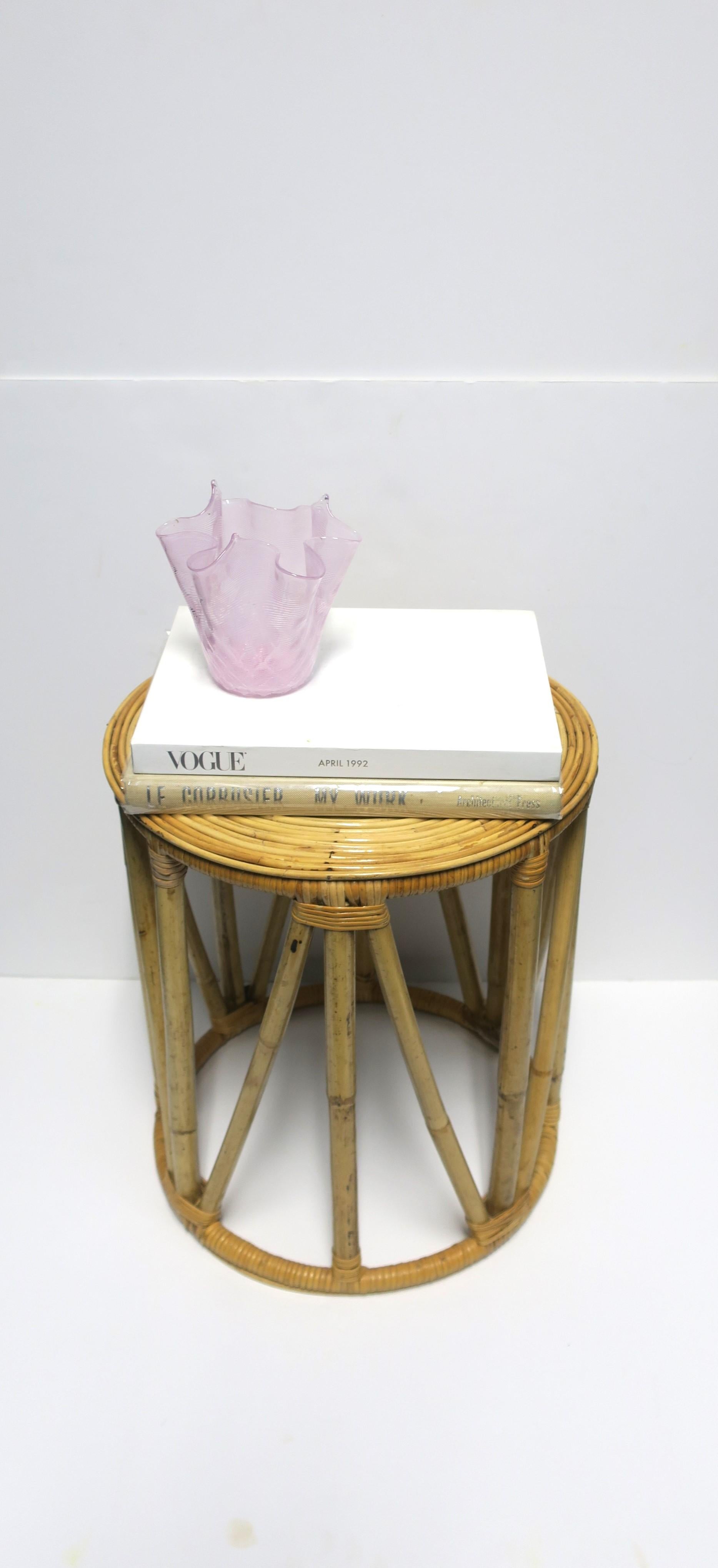 20ième siècle Vase en verre d'art vénitien rose en forme de mouchoir de Murano  en vente