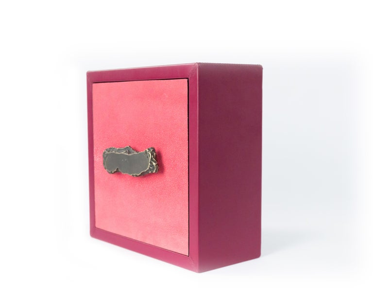 Contemporary square berry pink leather box with inset pink shagreen lid and abstract bronze handle (Made in Italy).