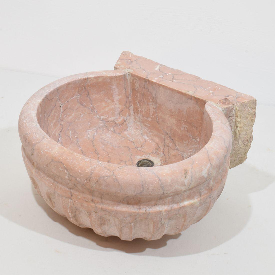 Beautiful and very rare hand-carved pink marble water basin or sink, Italy, circa 1750-1850. Weathered.
H:20cm  W:41cm D:31-38cm 