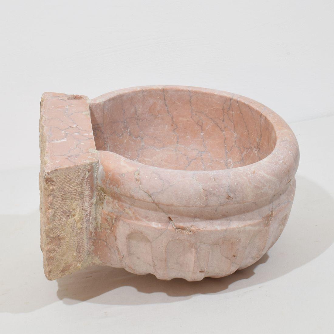 Italian Pink Marble 18th/19th Century Water Basin or Sink In Good Condition In Buisson, FR