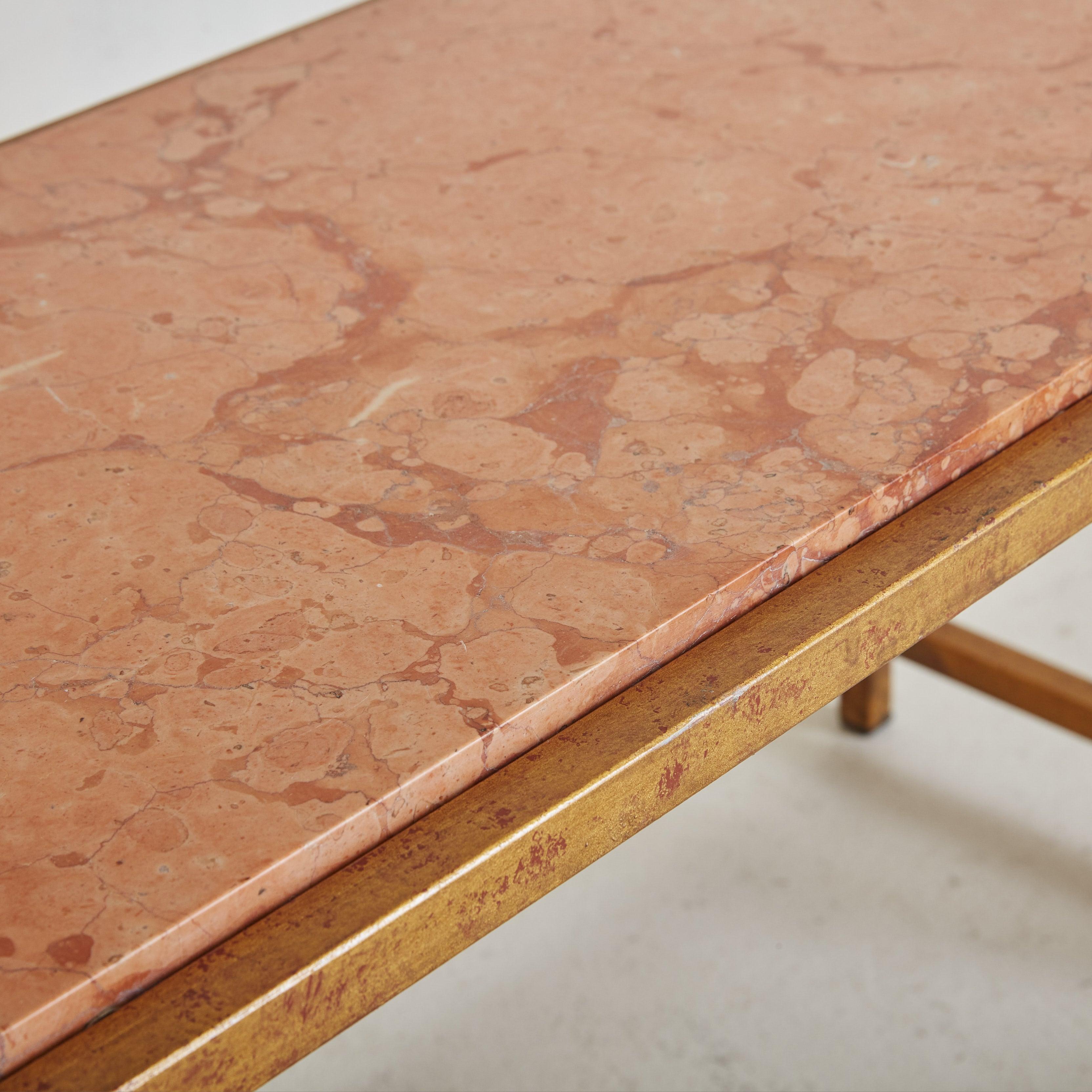 Table basse italienne rose et laiton, années 1960 en vente 4