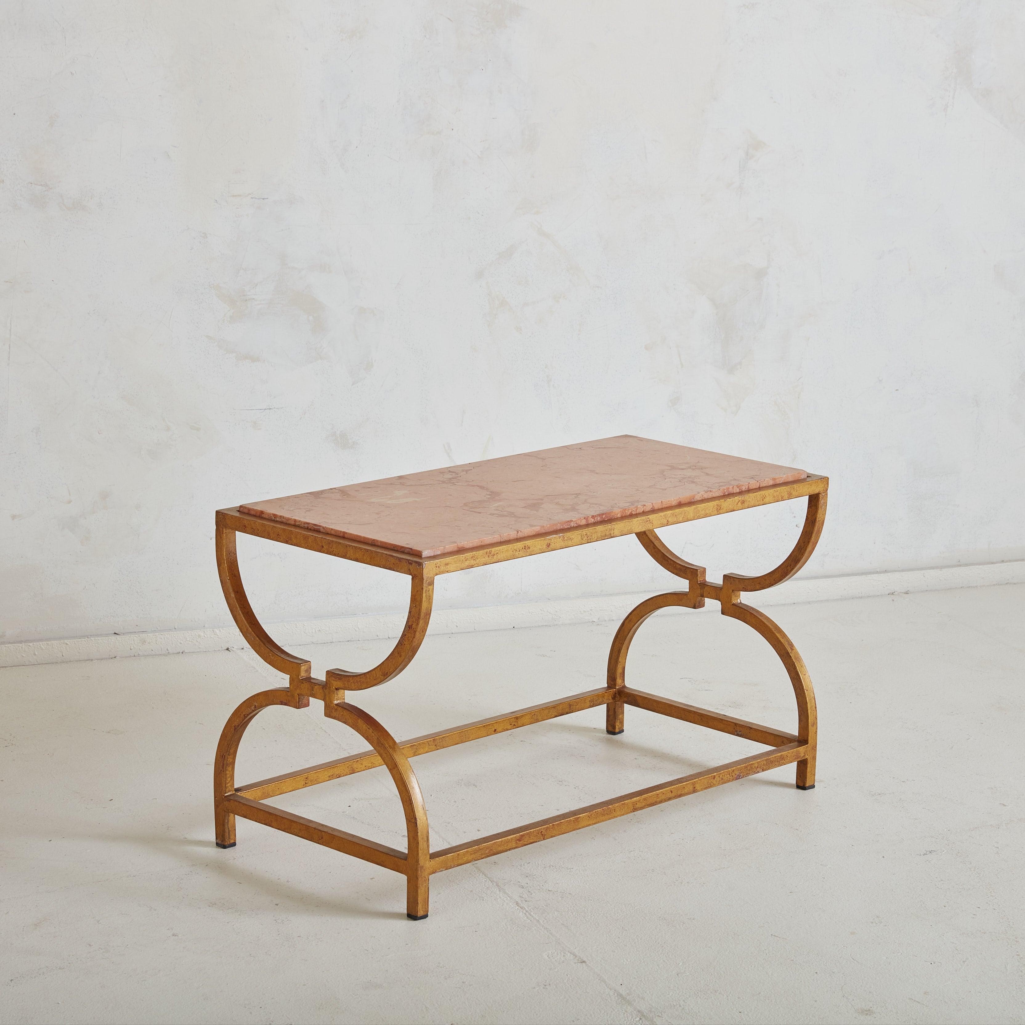 Élégante table basse italienne des années 1960, dotée d'un plateau en marbre saumoné et veiné de rouge brique. Provenant probablement des célèbres carrières de Carrare, de Toscane ou de Vérone, cette pierre naturelle est réputée pour la finesse de