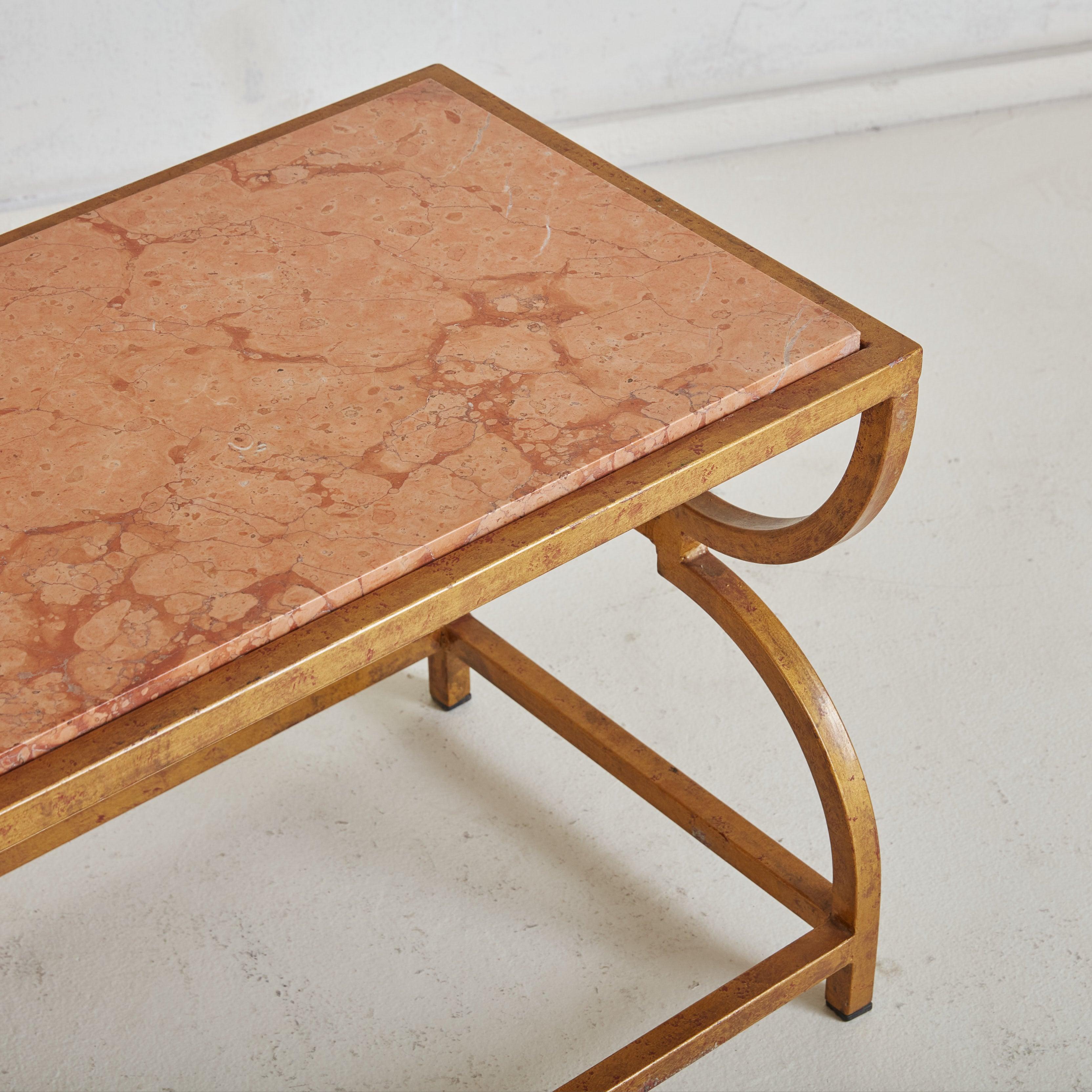 Table basse italienne rose et laiton, années 1960 Excellent état - En vente à Chicago, IL