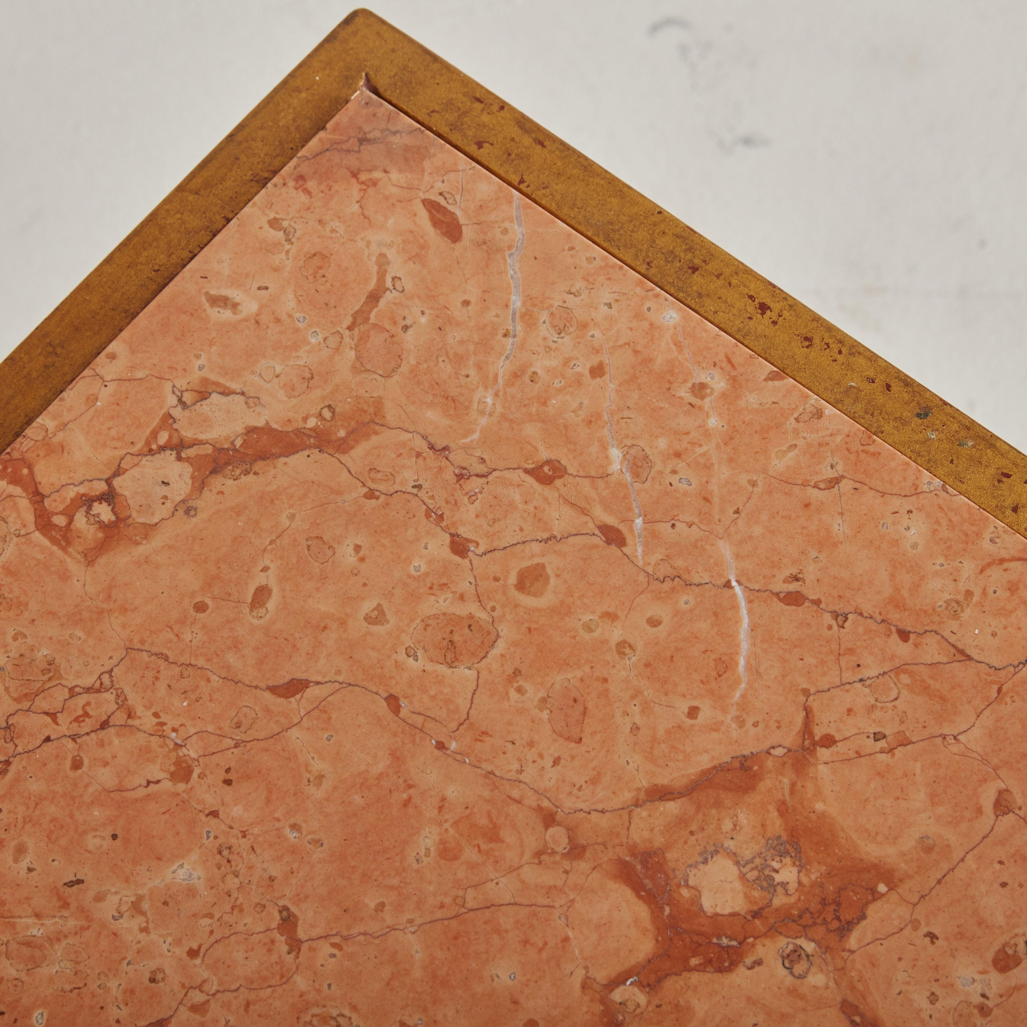 Milieu du XXe siècle Table basse italienne rose et laiton, années 1960 en vente