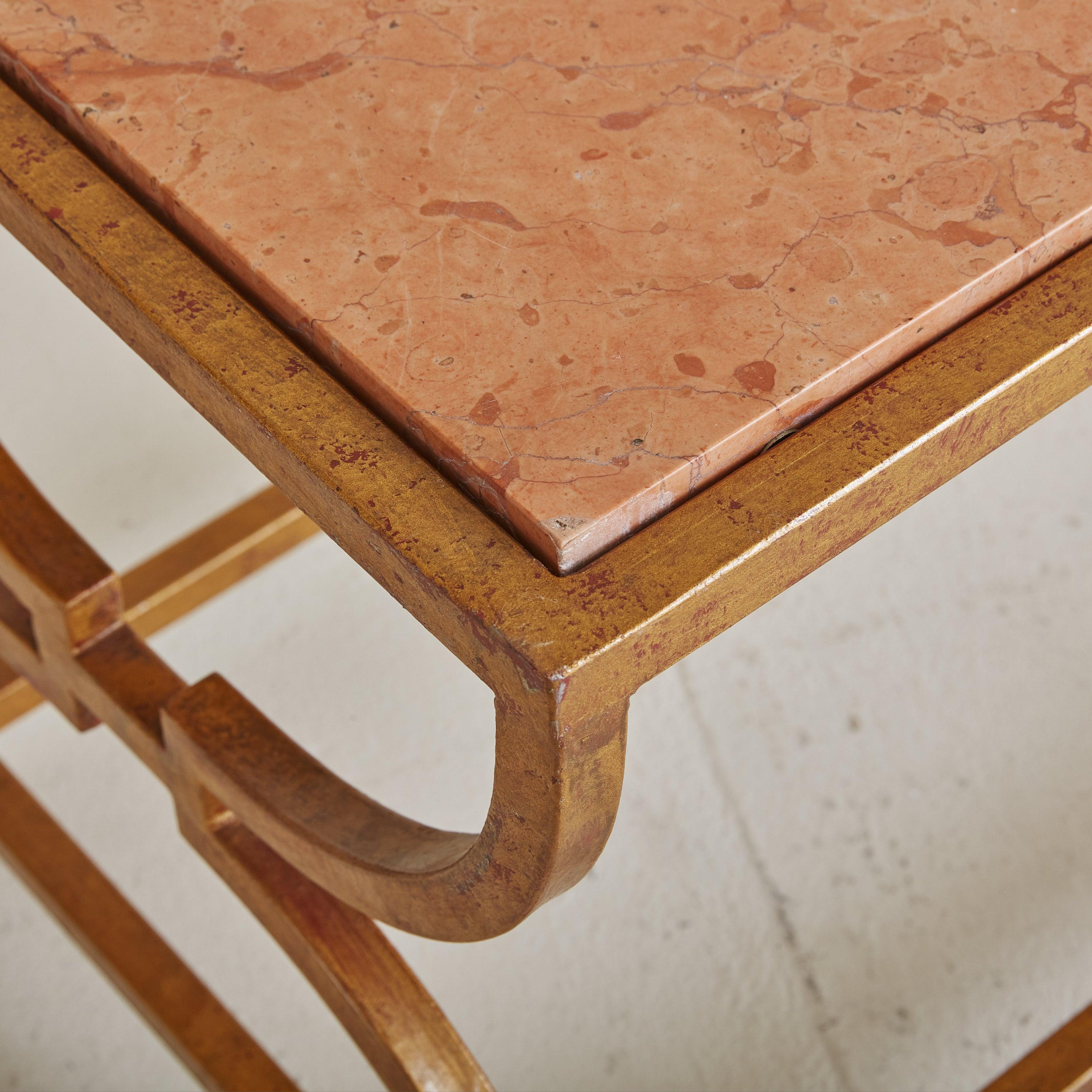 Table basse italienne rose et laiton, années 1960 en vente 1