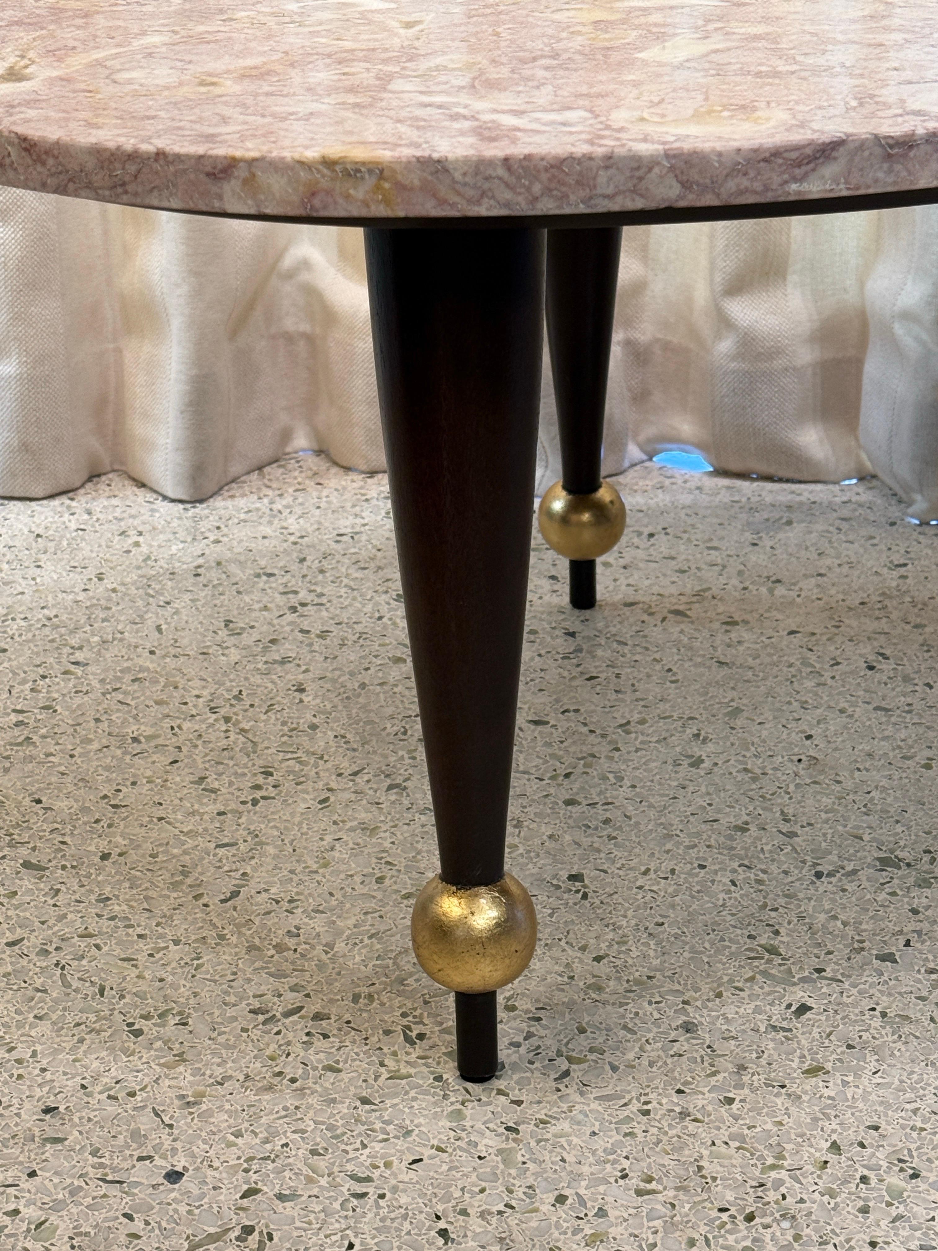 Cette étonnante table basse italienne vintage restaurée avec son plateau en marbre rose d'origine dans un design amorphe, des accents spéciaux tels que les pieds coniques et les sabots d'orbe dorés.  La modernité italienne du milieu du siècle à son