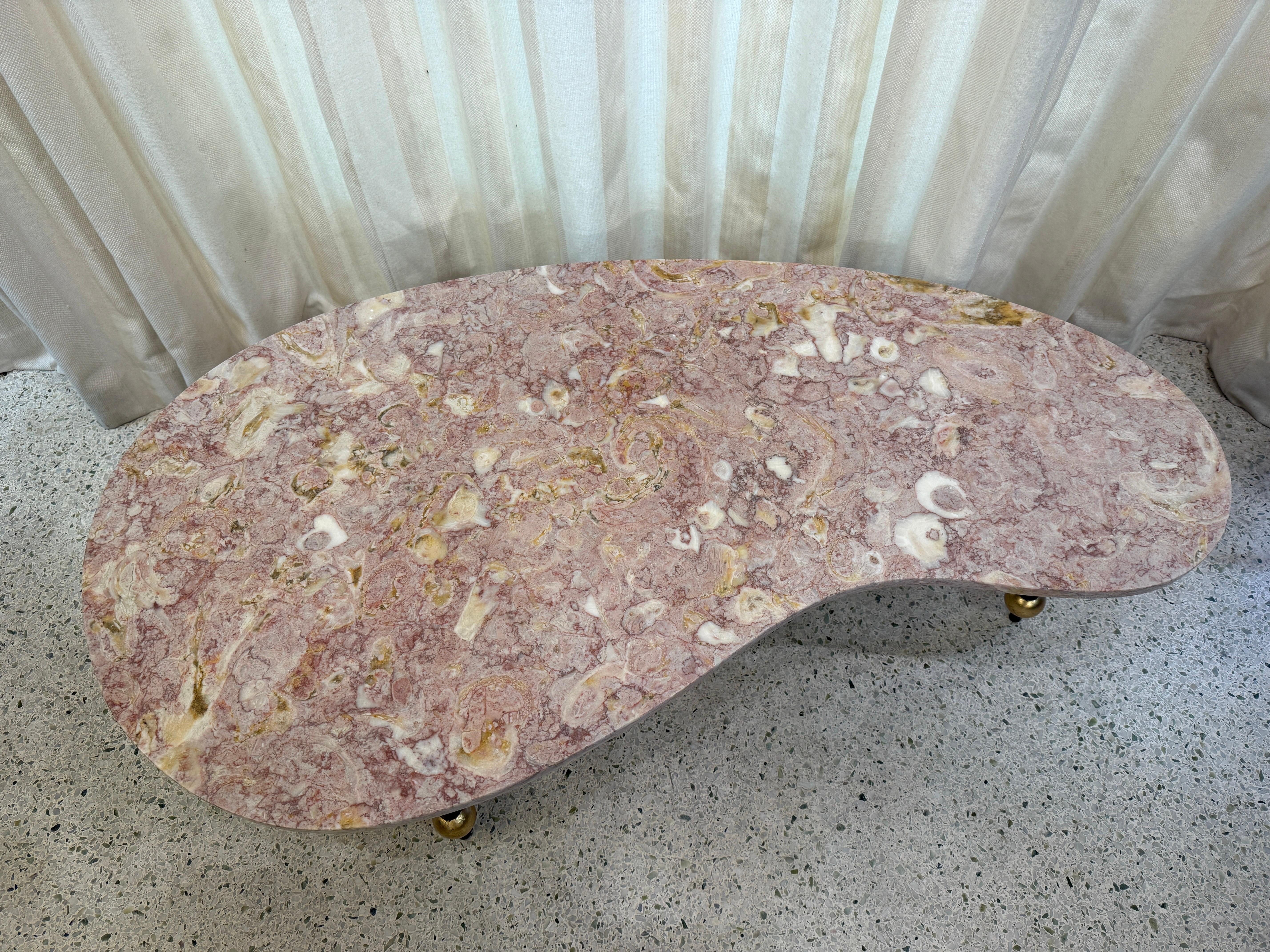 Mid-Century Modern Table basse italienne de forme amorphe en marbre rose sur base en bois en vente
