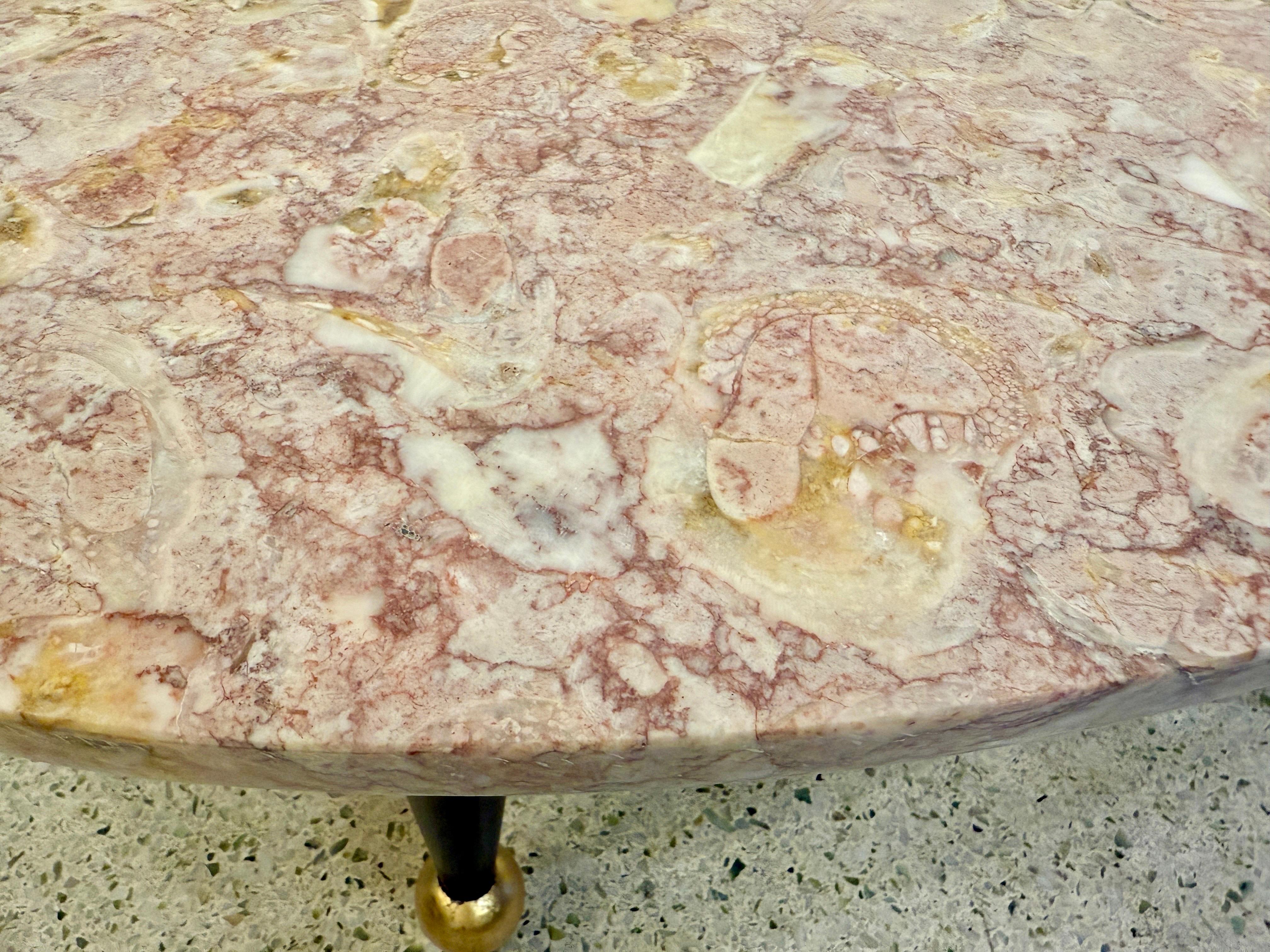 Table basse italienne de forme amorphe en marbre rose sur base en bois Bon état - En vente à North Miami, FL
