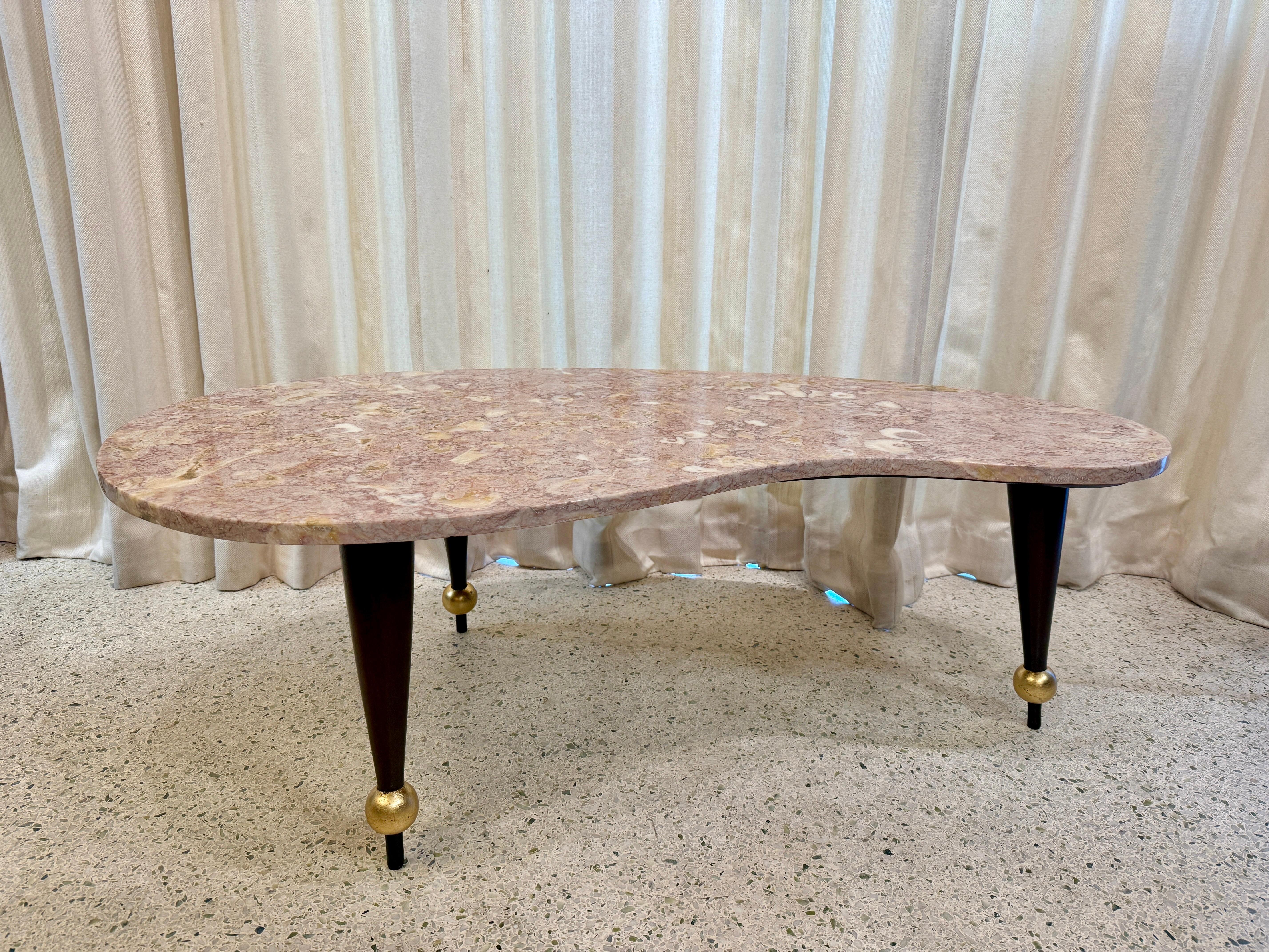 Milieu du XXe siècle Table basse italienne de forme amorphe en marbre rose sur base en bois en vente