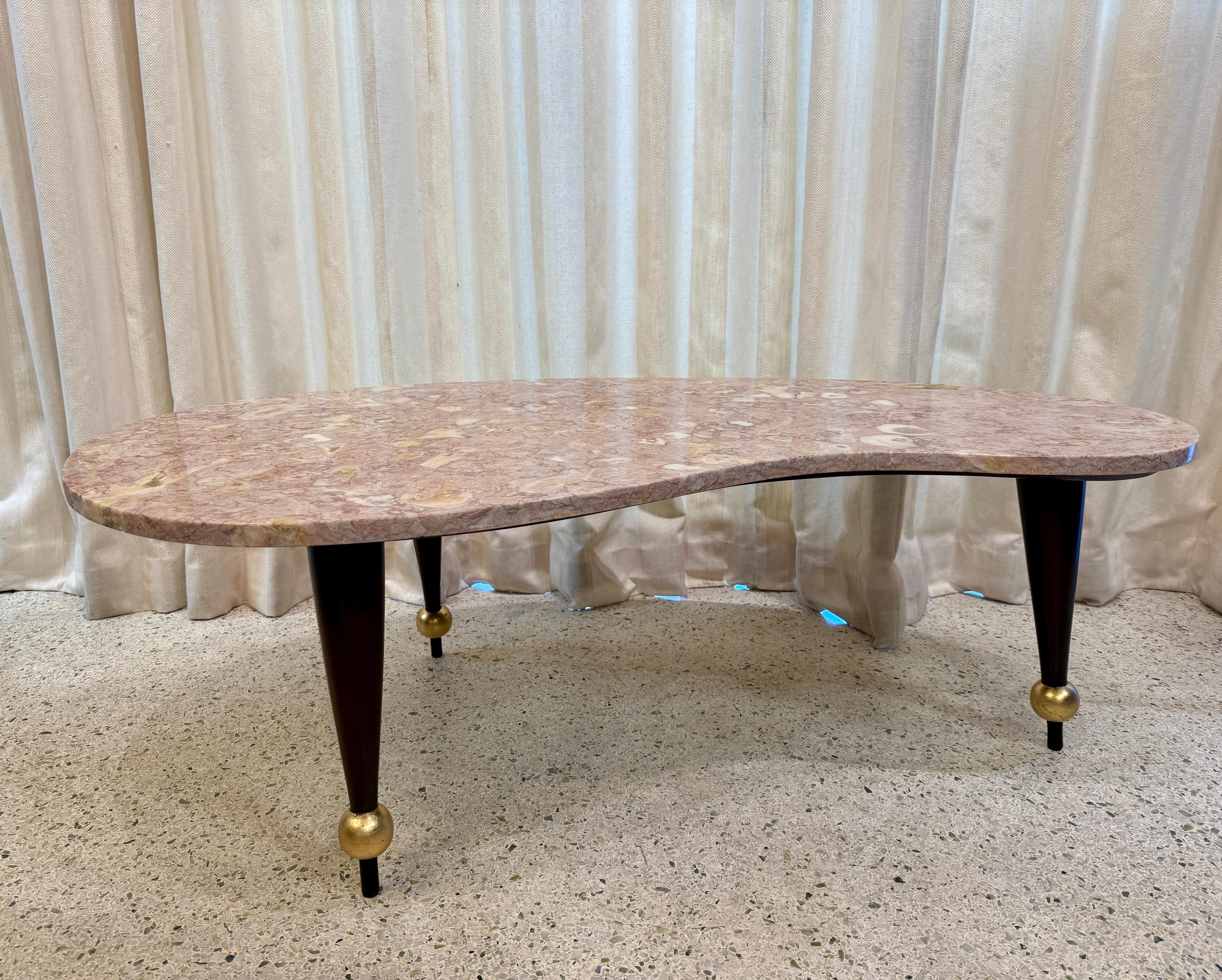 Marbre Table basse italienne de forme amorphe en marbre rose sur base en bois en vente