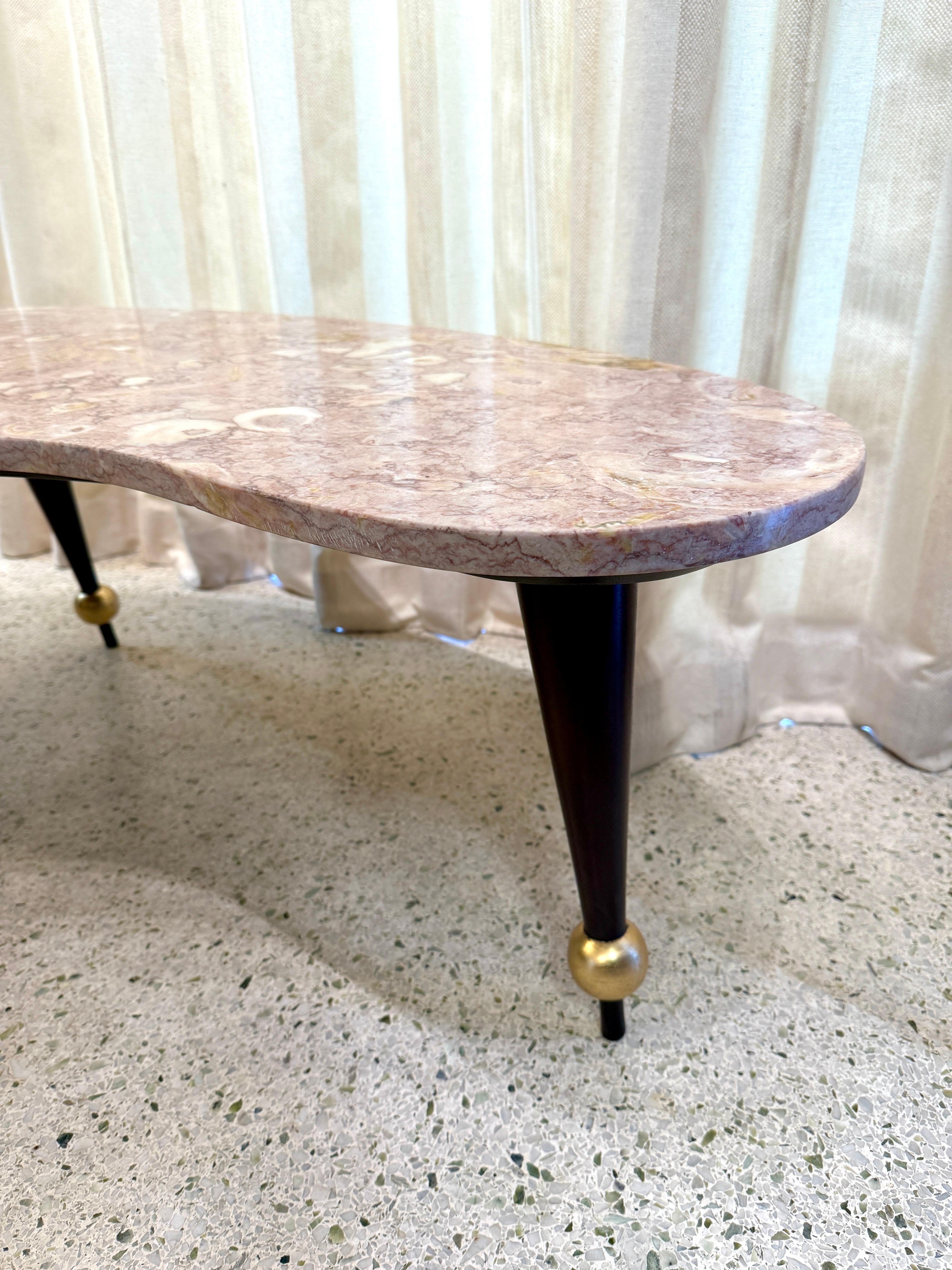 Table basse italienne de forme amorphe en marbre rose sur base en bois en vente 1