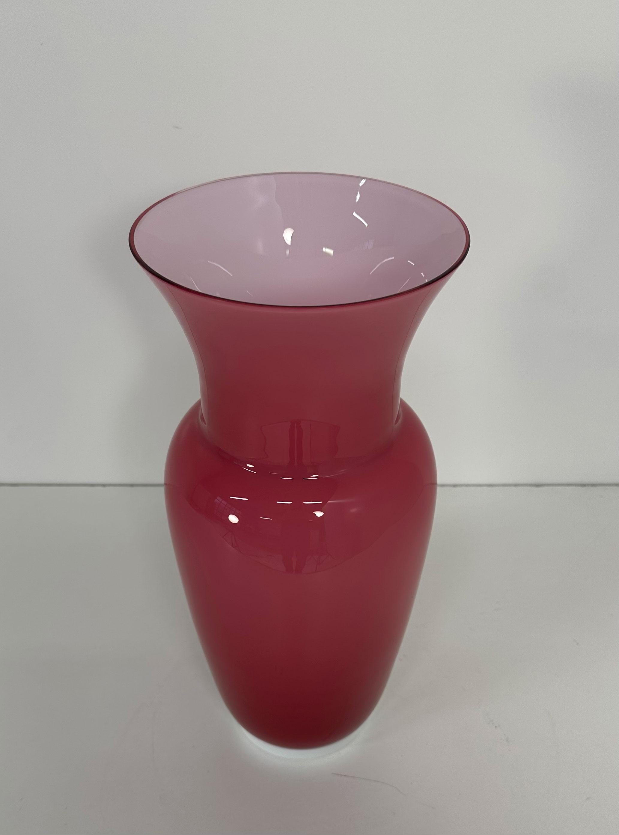 Italienische Vase aus rosafarbenem Murano-Glas, von Tommaso Buzzi, 1990er Jahre (Moderne der Mitte des Jahrhunderts) im Angebot
