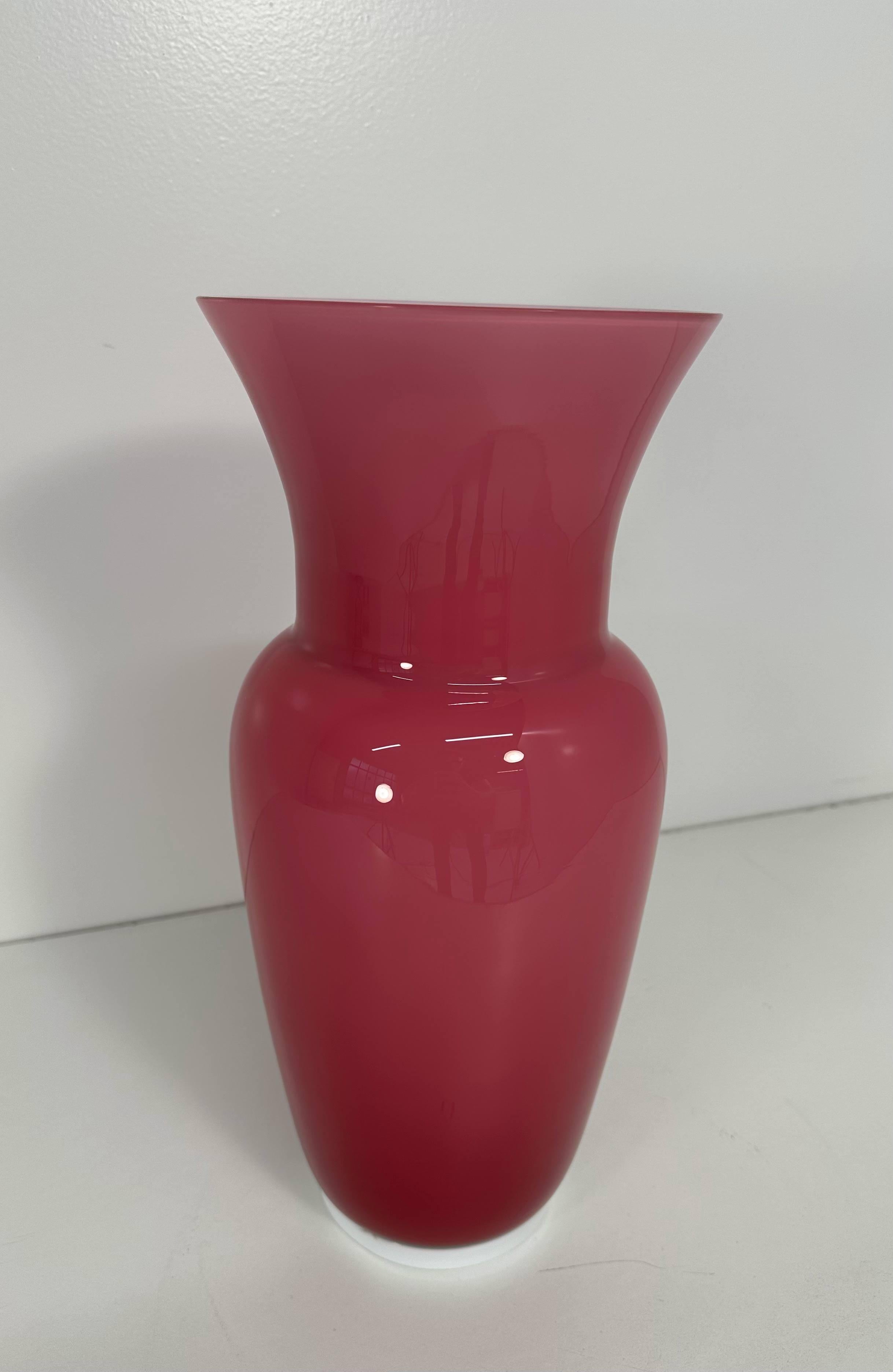 Italienische Vase aus rosafarbenem Murano-Glas, von Tommaso Buzzi, 1990er Jahre im Zustand „Gut“ im Angebot in Meda, MB