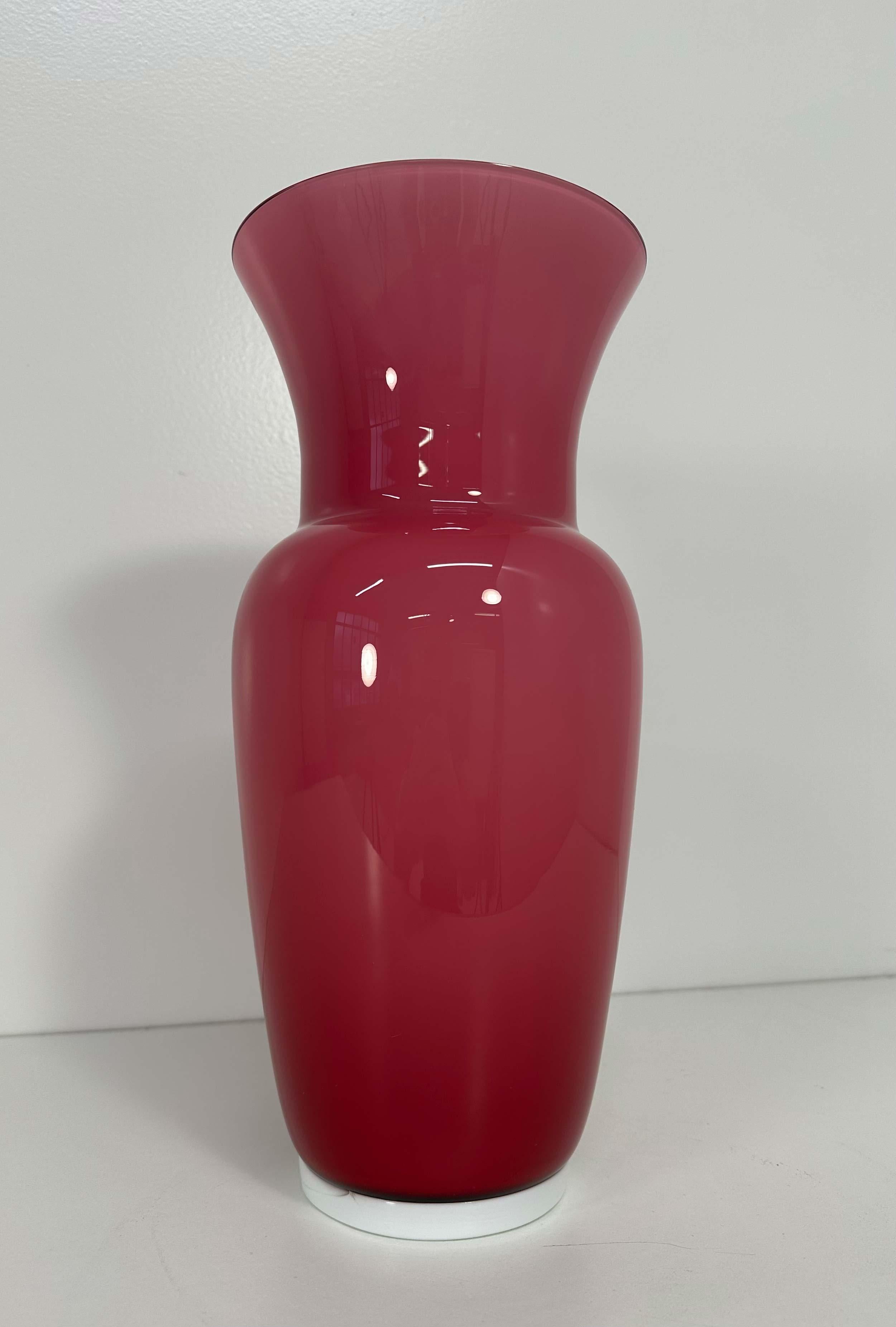 Italienische Vase aus rosafarbenem Murano-Glas, von Tommaso Buzzi, 1990er Jahre (Ende des 20. Jahrhunderts) im Angebot