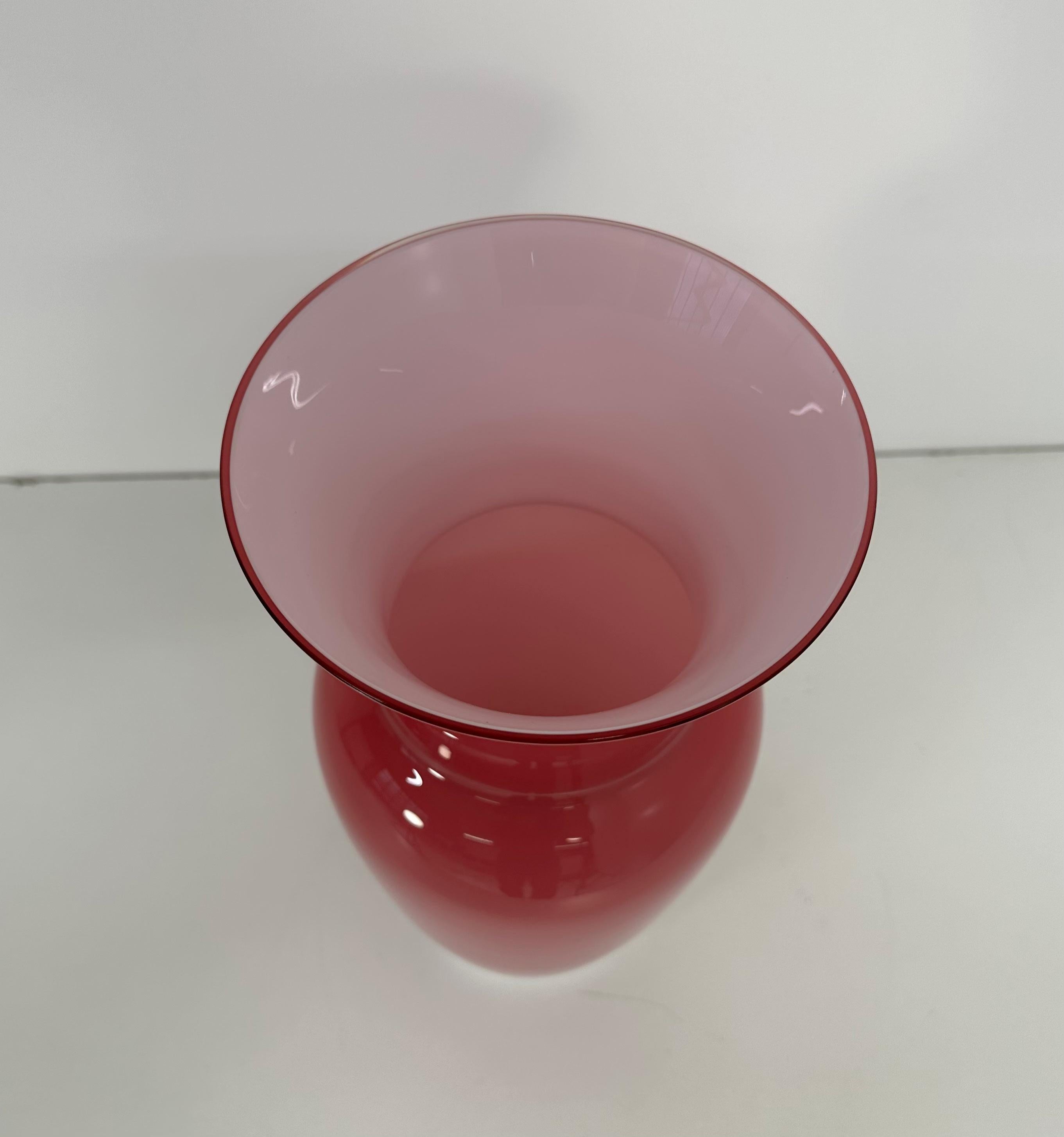 Italienische Vase aus rosafarbenem Murano-Glas, von Tommaso Buzzi, 1990er Jahre (Muranoglas) im Angebot
