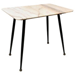 Table basse italienne en marbre rose portugais et métal:: années 1950 Table basse italienne en marbre rose portugais et métal:: années 1950