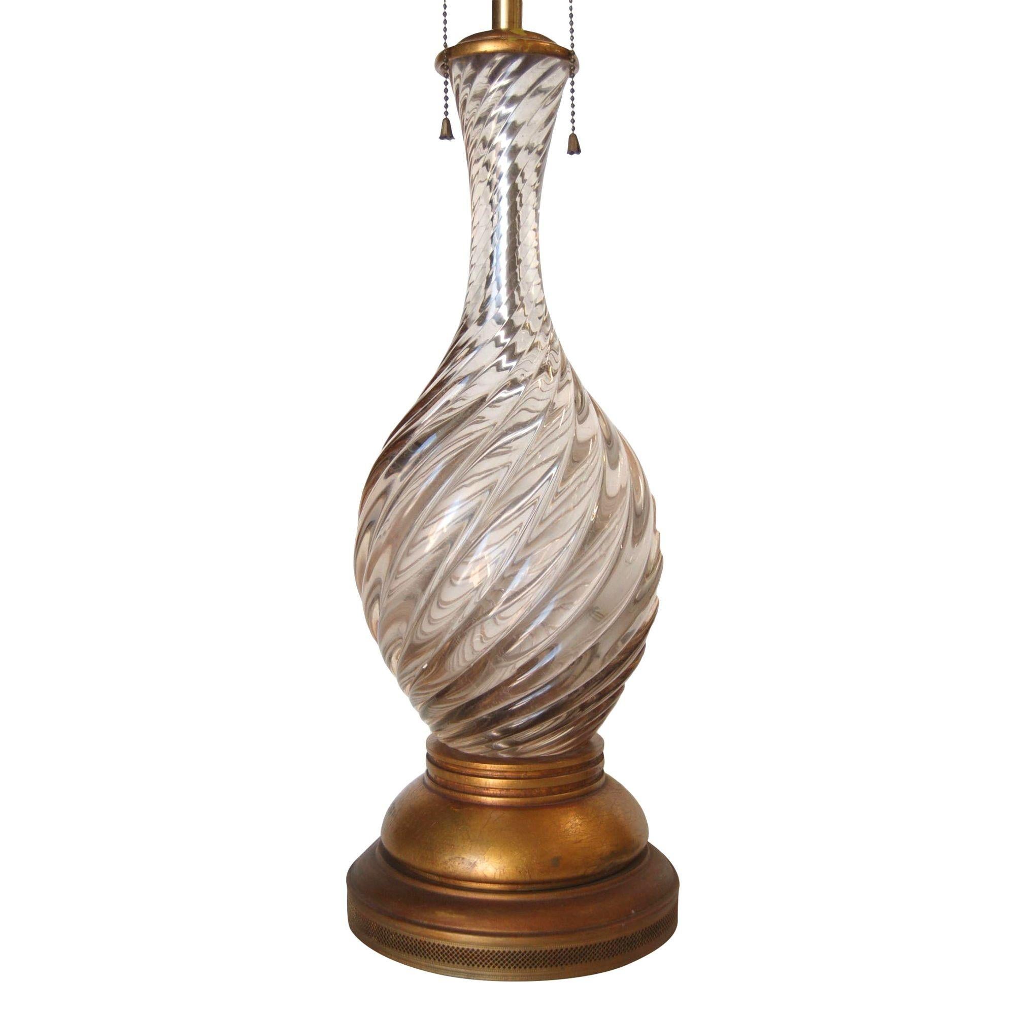 Lampada da tavolo in vetro di Murano rosa metallizzato su base in Wood Wood oro con doppia catena a strappo che contiene due lampadine.

Misura 7