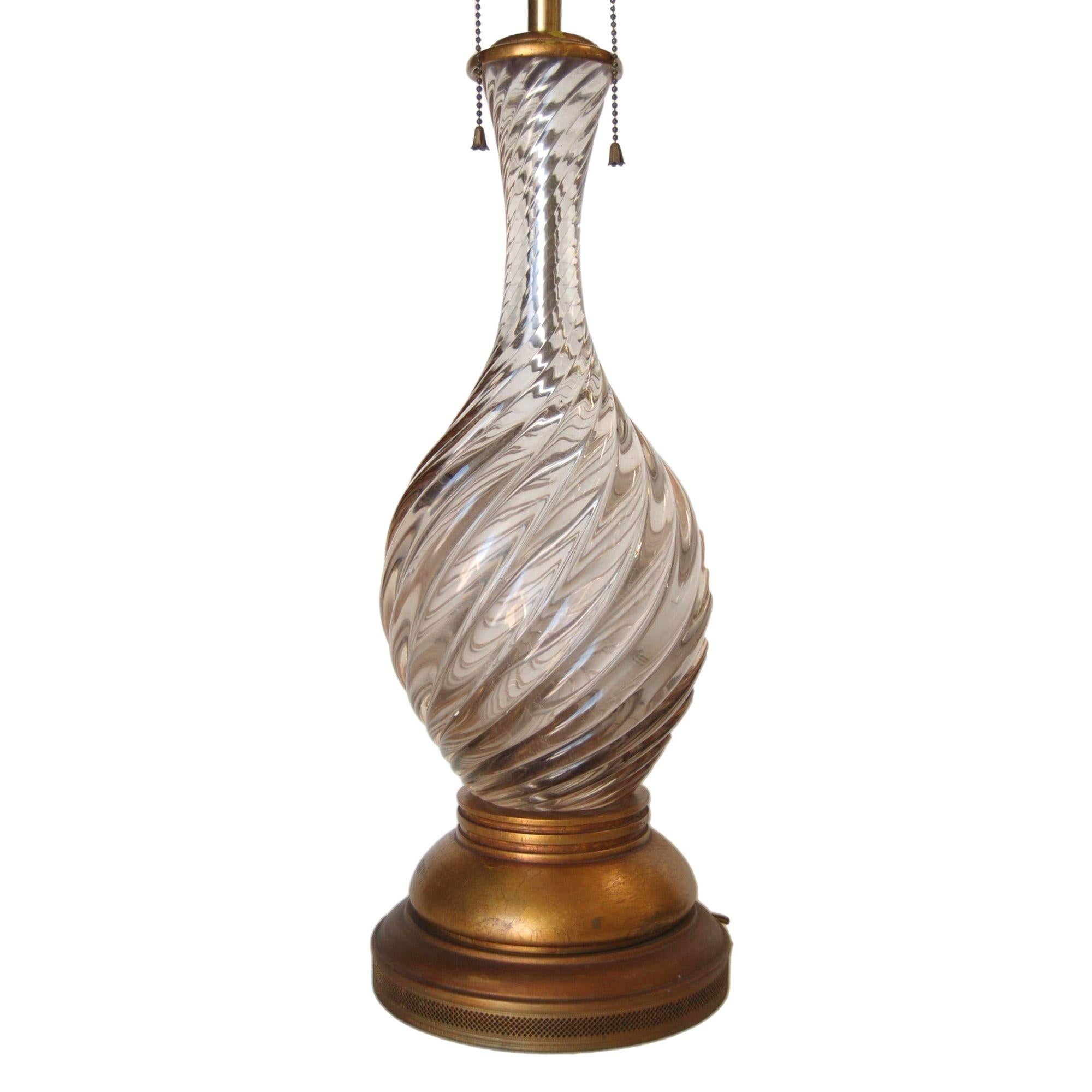 Mid-Century moderno Lampada da tavolo in vetro di Murano rosa a spirale di metà secolo con base in ottone in vendita