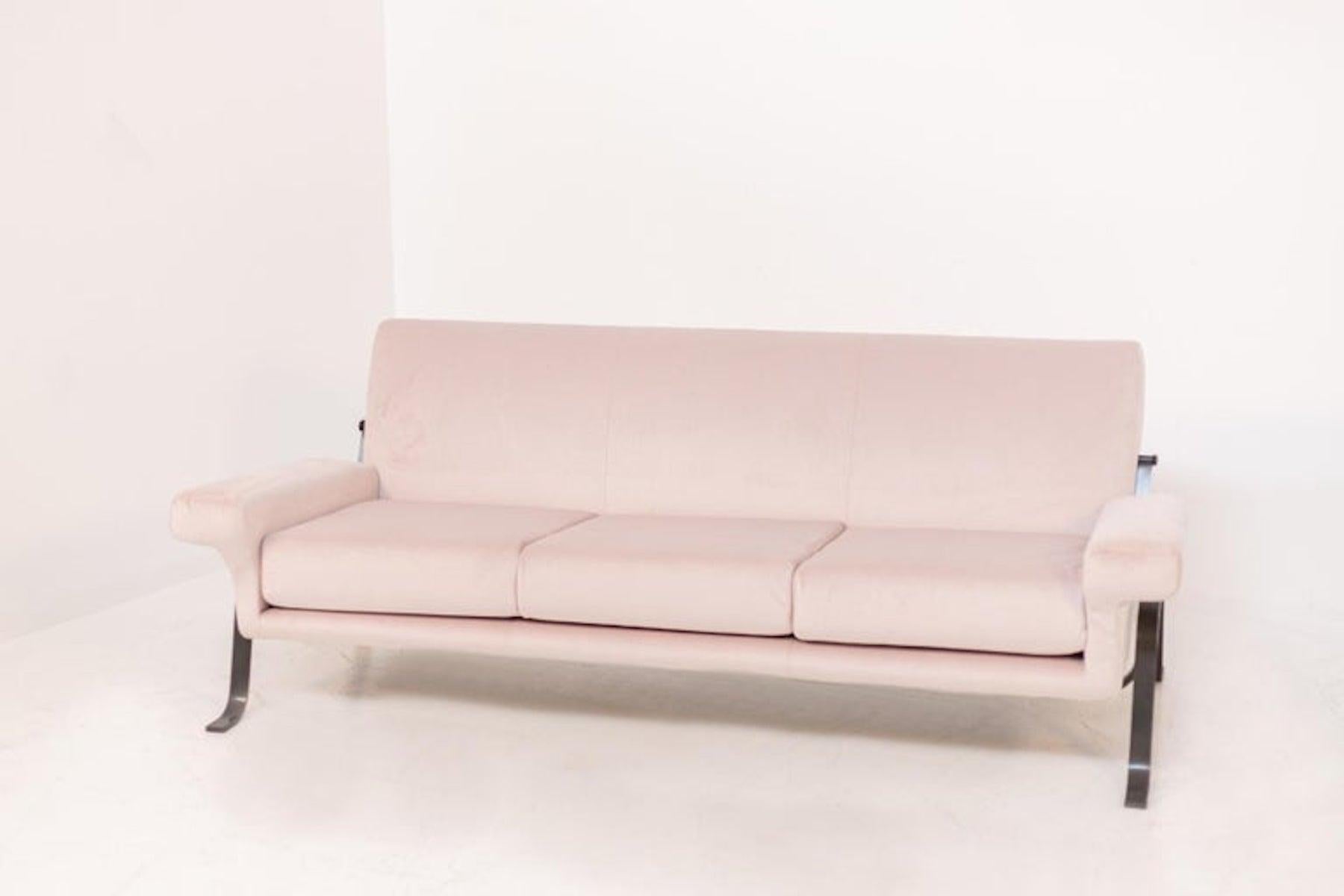 Rare three-seater sofa by Ignazio Gardella model 875 from the 1960s. Foam padding cut with sharp edges so that the furniture is dry and linear in shape. The structure is in metal, and the cover is an elegant pink velvet fabric. The sofa through the