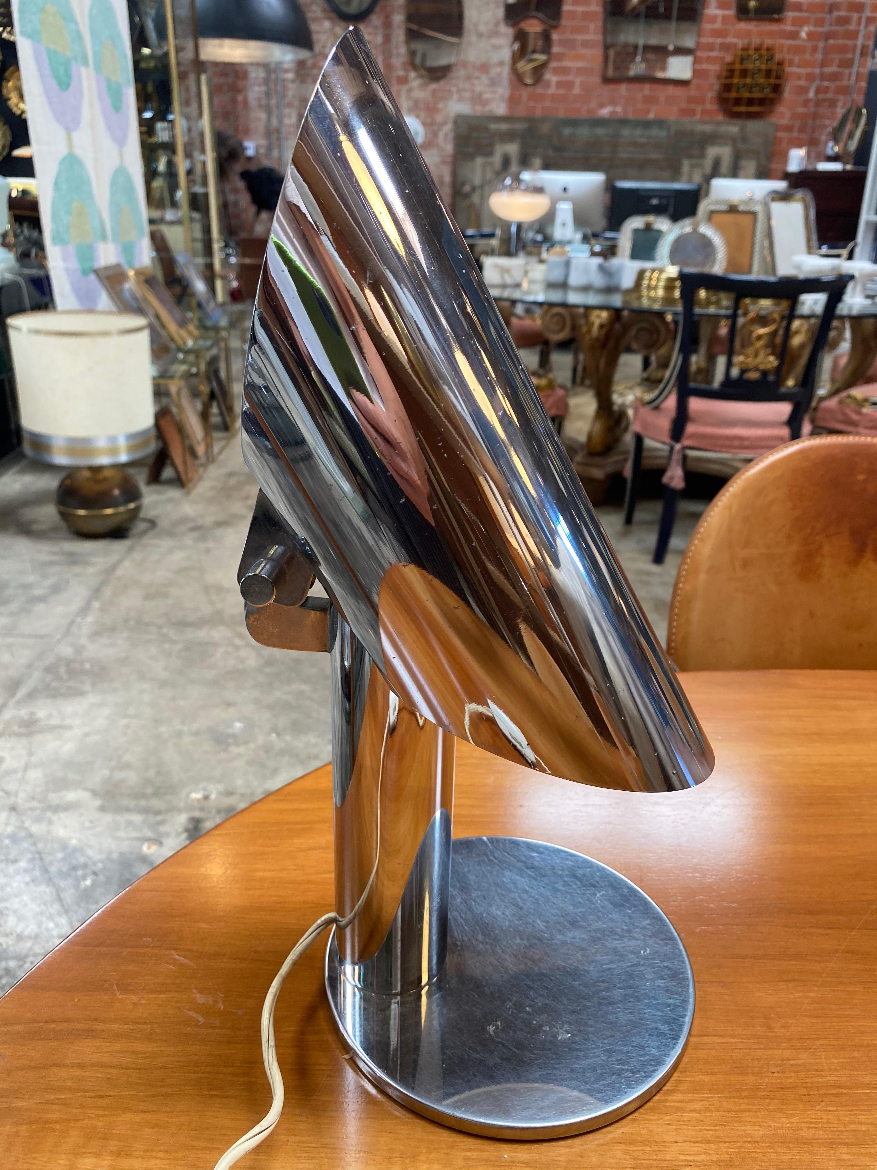 Italian pivoting table lamp by Arredoluce, Italy, 1970s.

The table lamp is all in chrome with an innovative design and with the characteristic of being pivoting giving a modern touch.
The lamp is in excellent condition and ready to give a