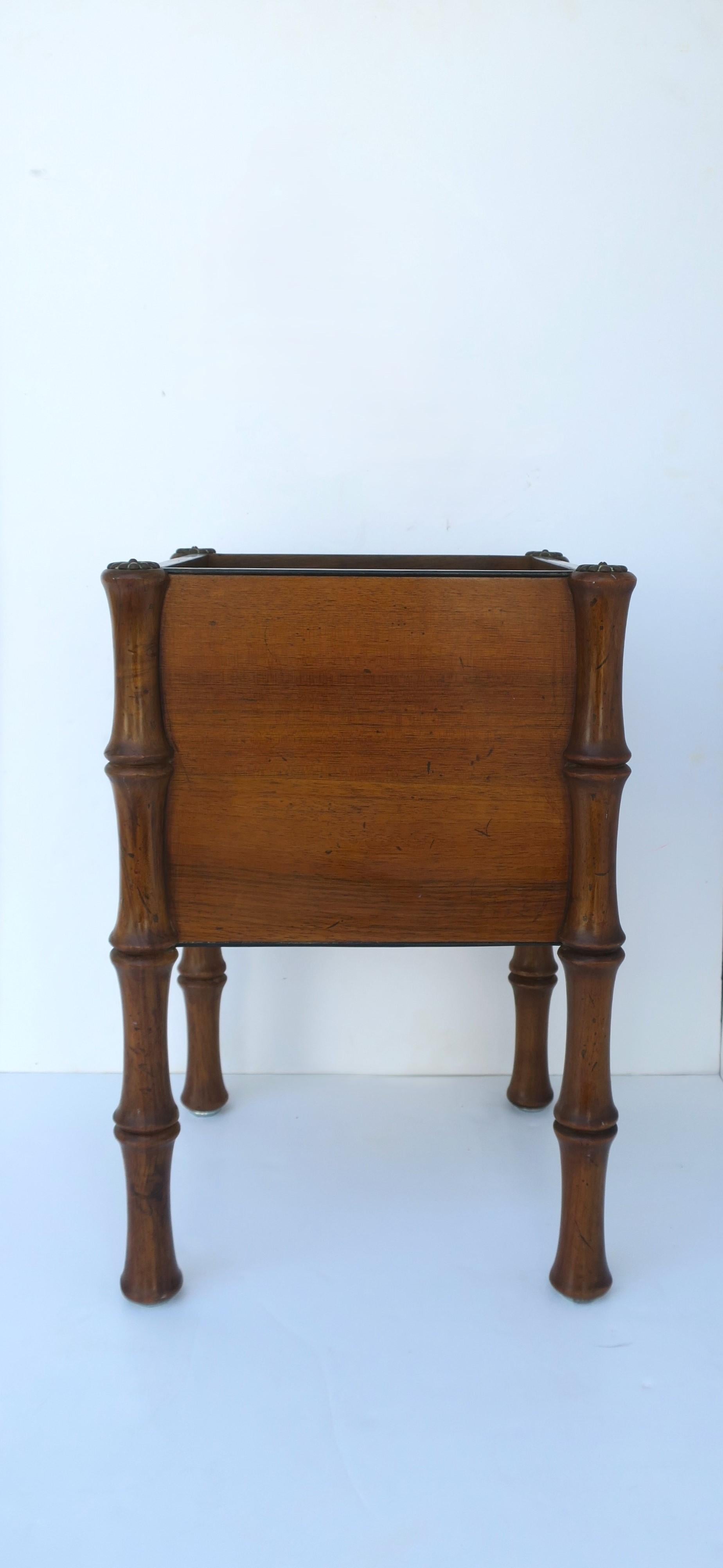 Portavaso italiano in legno, circa metà del XX secolo, Italia. Il pezzo presenta un'area quadrata per vasi/piante con gambe in stile bambù e dettagli in ottone in cima a tutti e quattro gli angoli. Marcato sul lato inferiore 