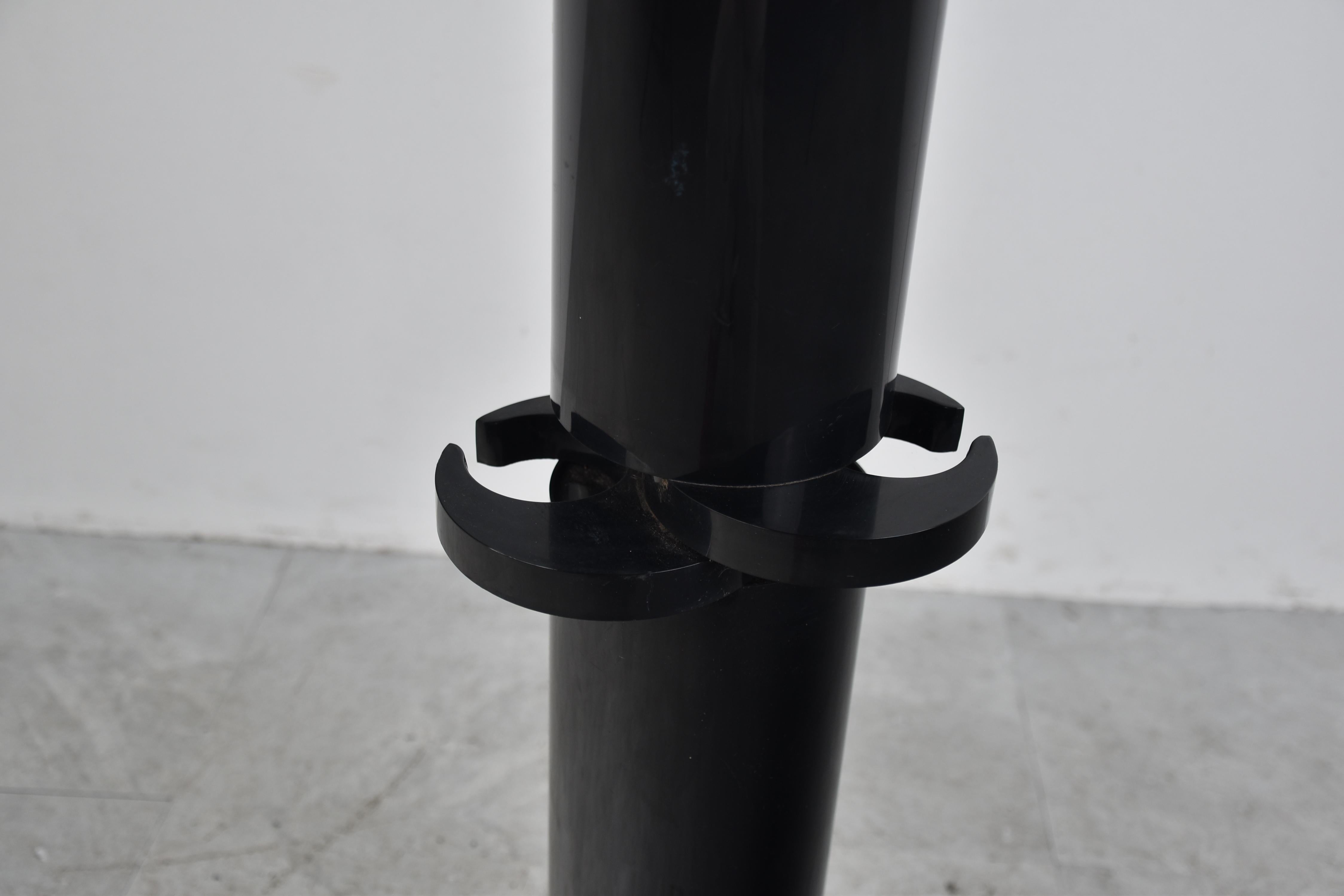 Vintage space age coat stand designed by Giancarlo Piretti for Castelli model 'planta'.

handy detractable hooks and umbrella holders.

1970s - Italy

Good condition.

Dimensions:
Height: 165cm/64.96