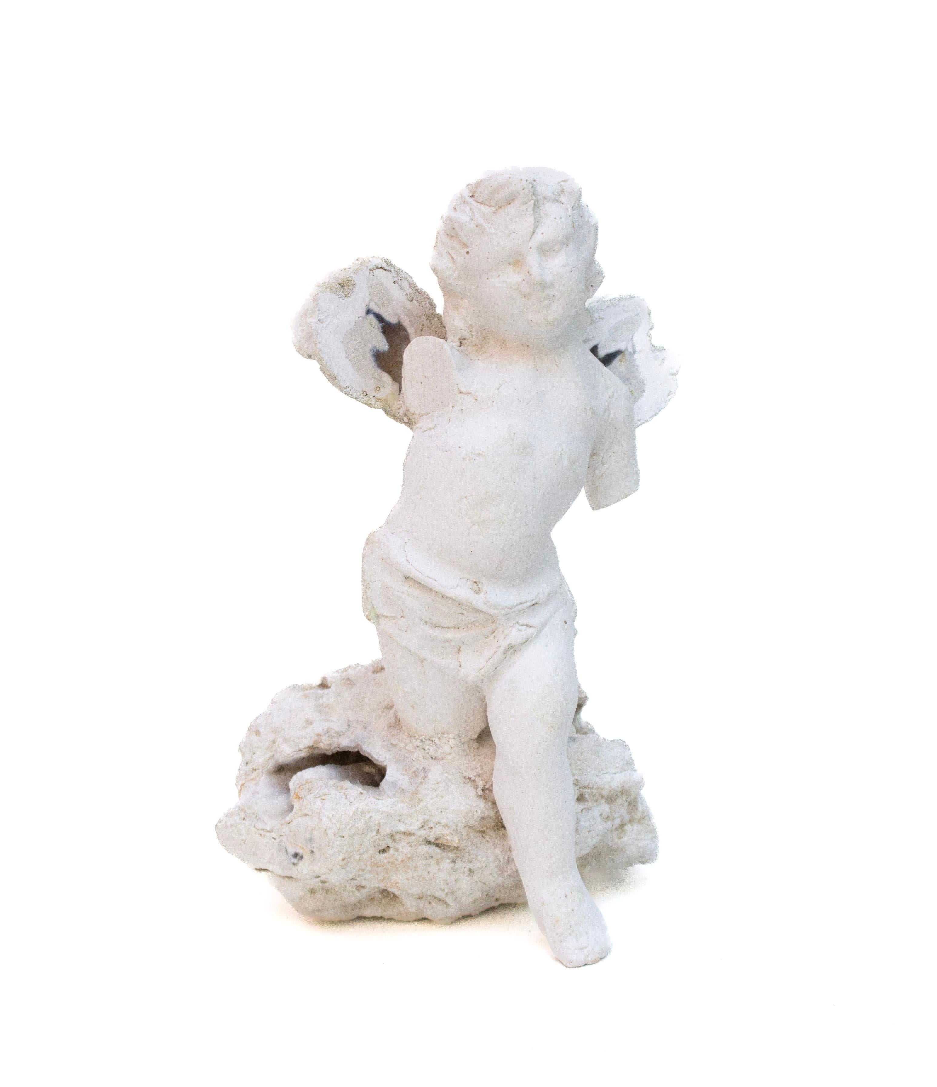 Italian Plaster Cherub with White Polished Agate Coral Wings and Base. In condizioni buone in vendita a Dublin, Dalkey