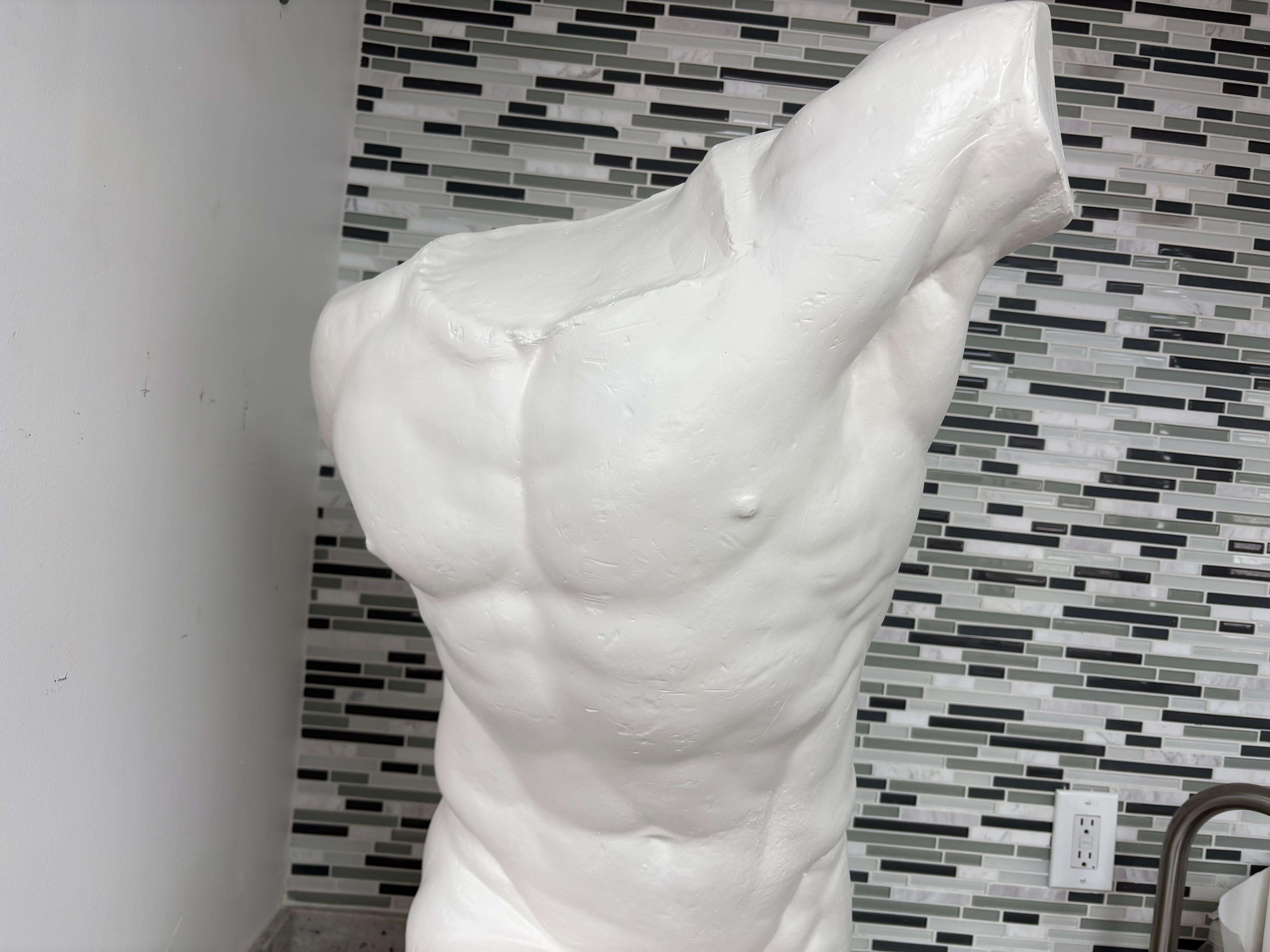 Scultura italiana in gesso di torso maschile di un atleta classico in vendita 5