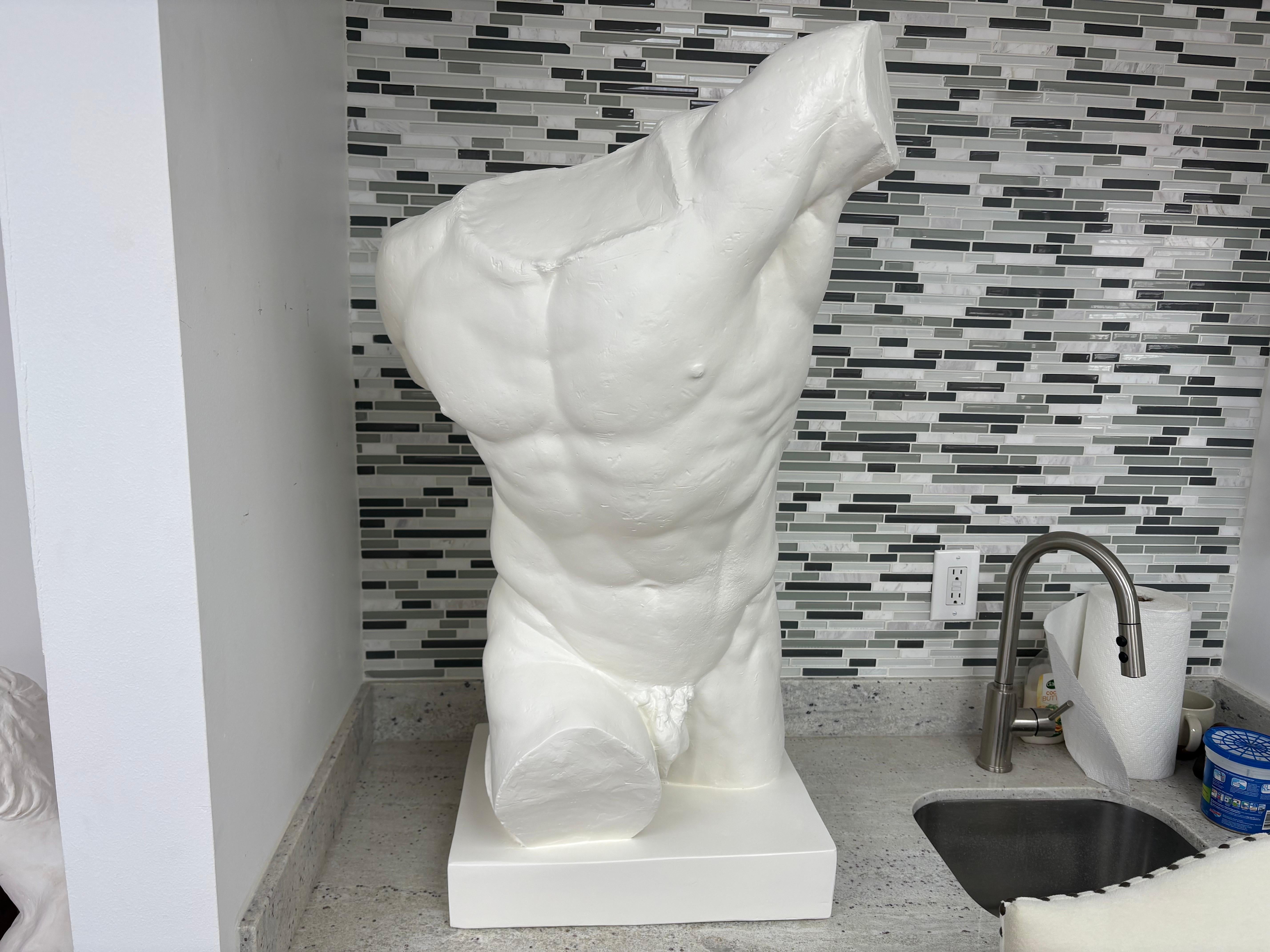 Scultura italiana in gesso di torso maschile di un atleta classico in vendita 6