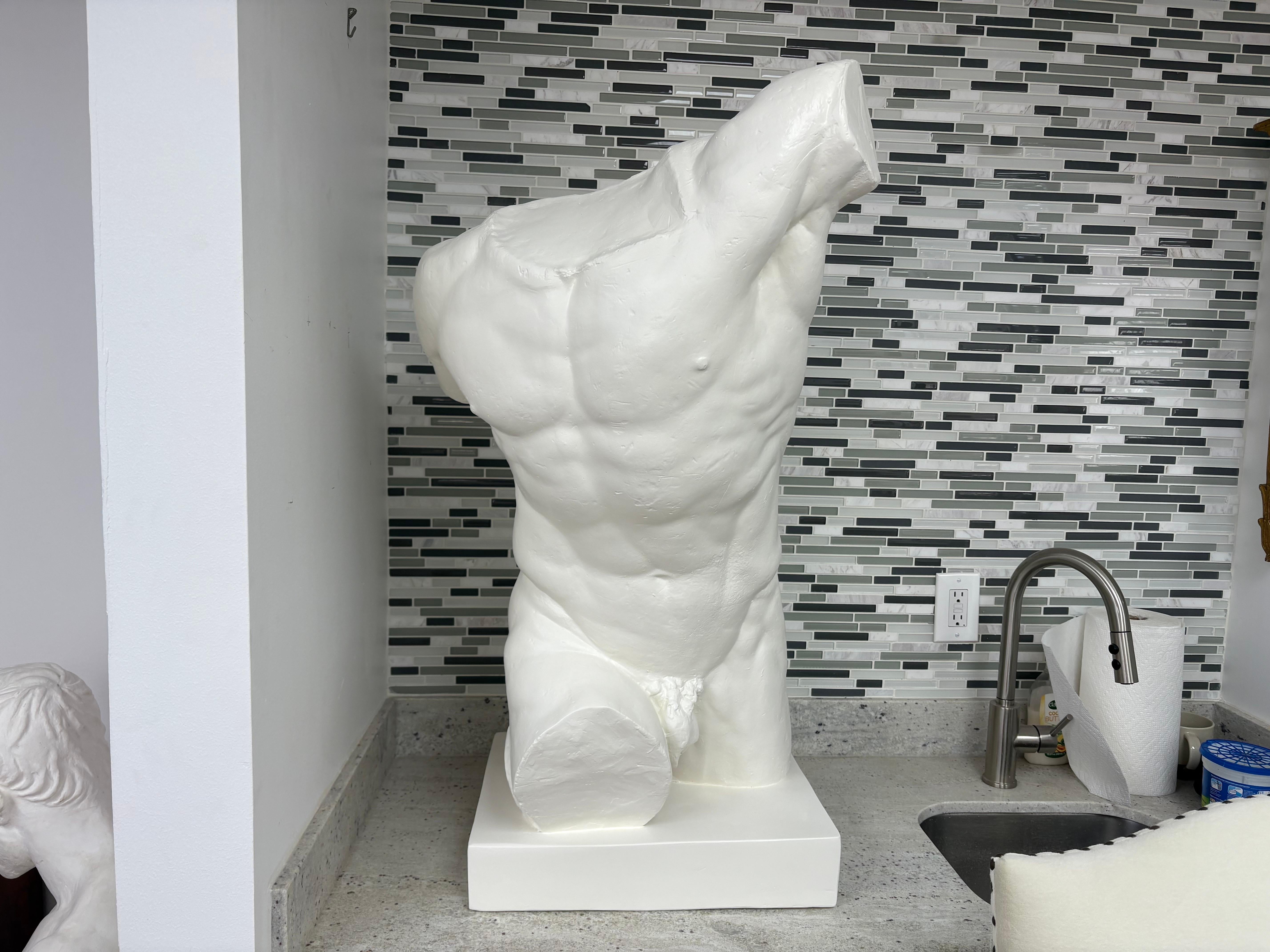 Scultura italiana in gesso di torso maschile di un atleta classico in vendita 7