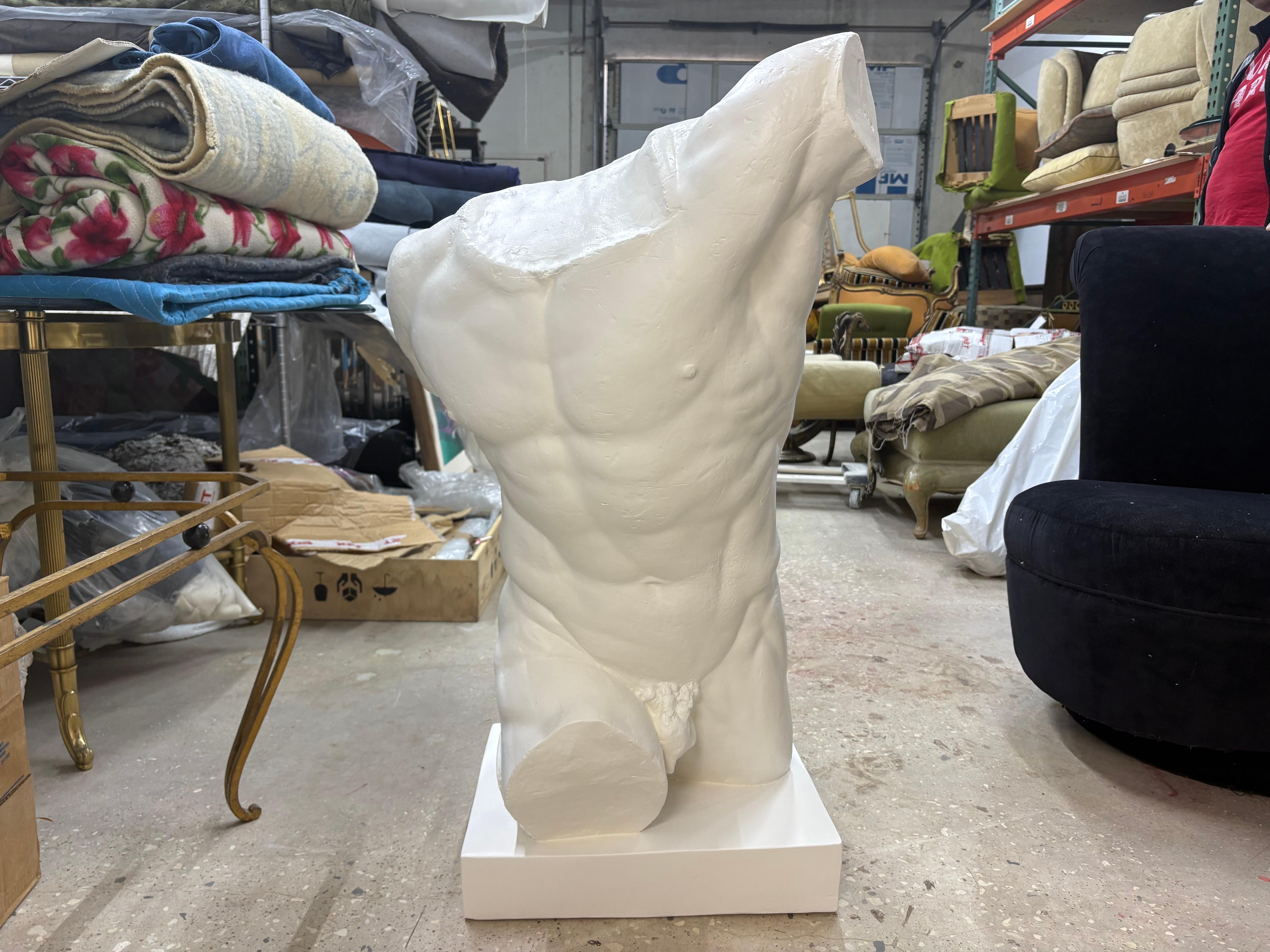 Scultura in gesso di torso maschile di atleta classico.
In offerta c'è una bella scultura di torso maschile in gesso italiano a grandezza naturale su basamento.
Si tratta di una bellissima copia dettagliata di un torso originale greco antico.
Ottimo