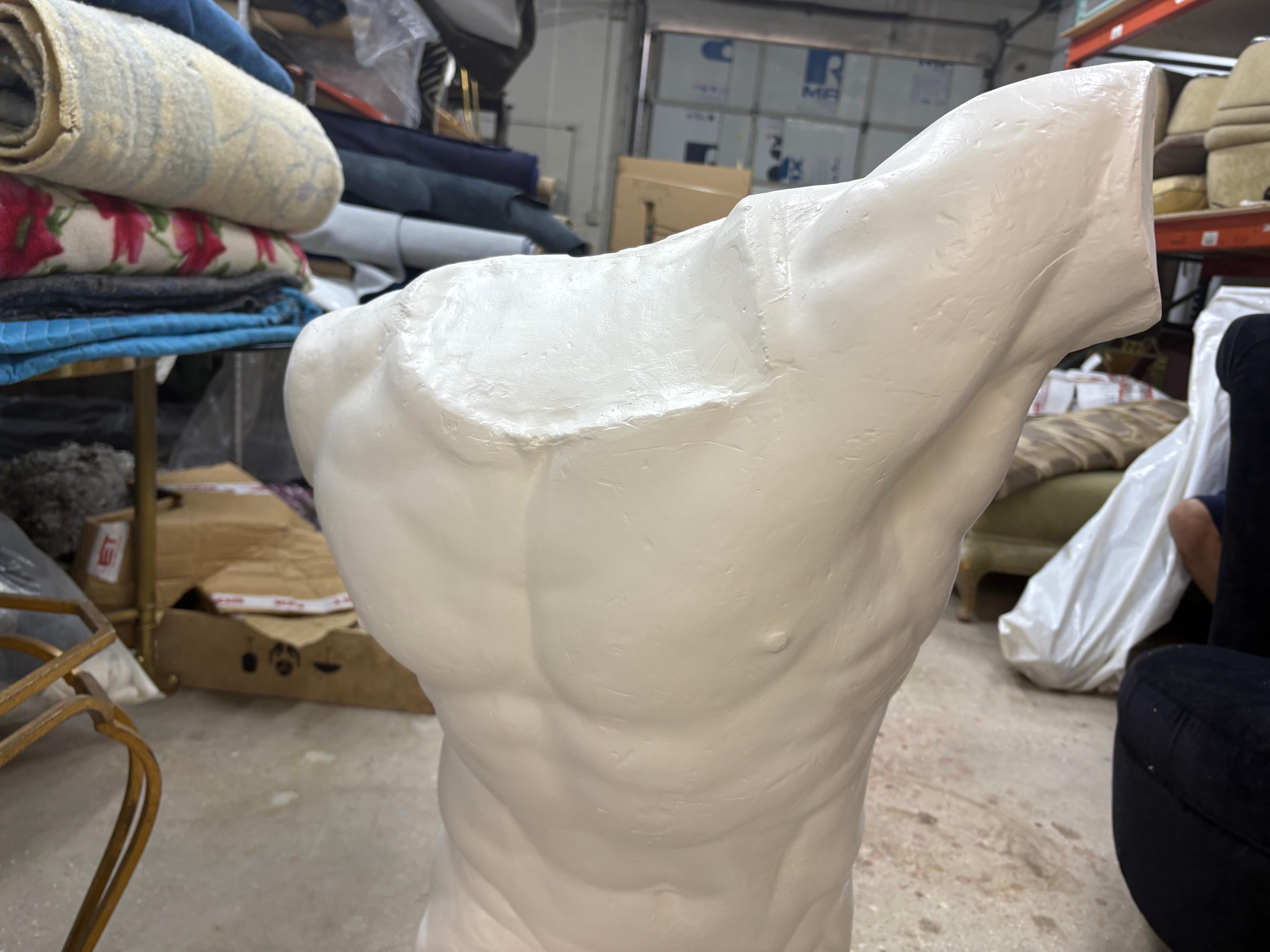 Italiano Scultura italiana in gesso di torso maschile di un atleta classico in vendita