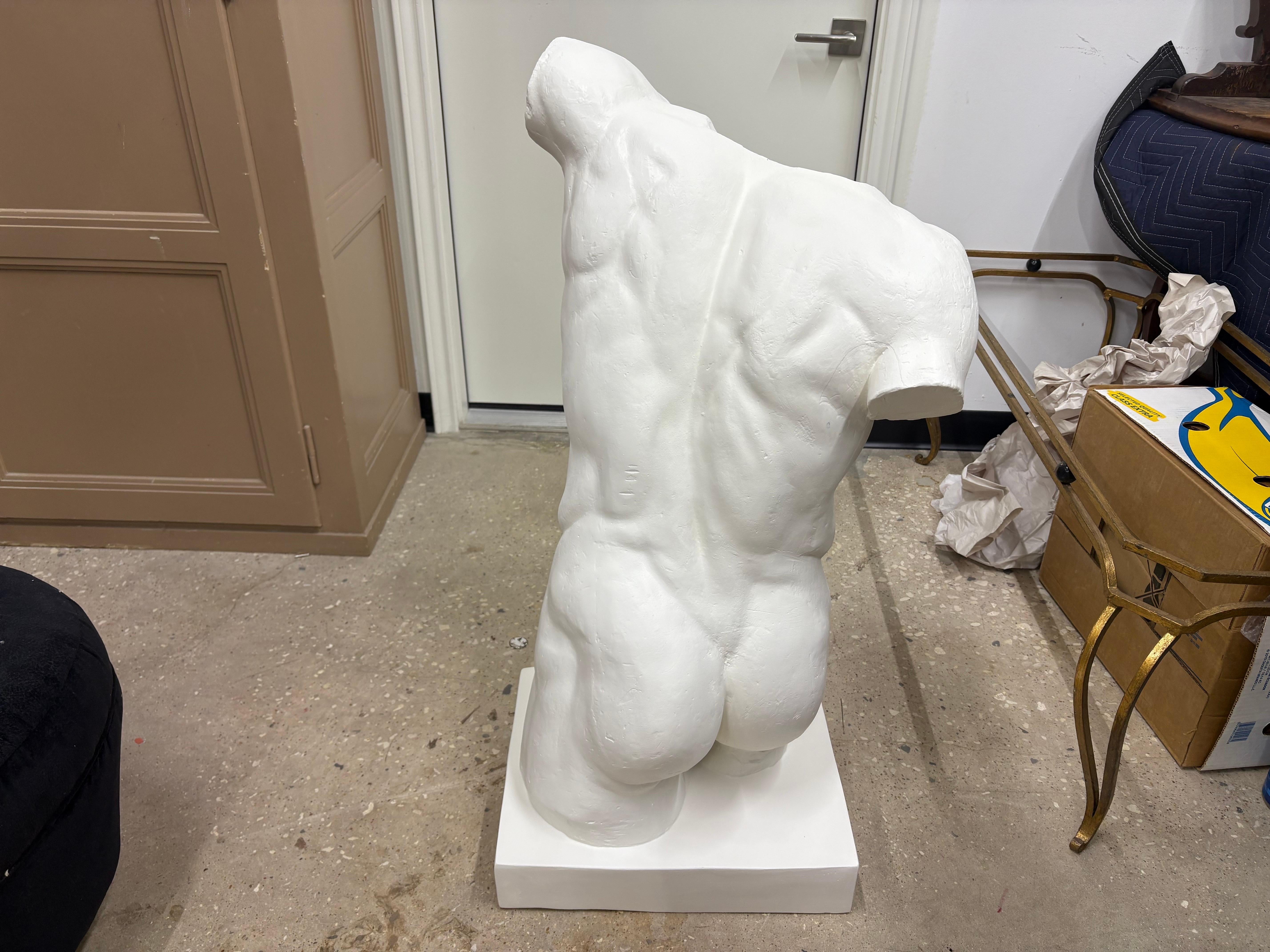 Intonaco Scultura italiana in gesso di torso maschile di un atleta classico in vendita