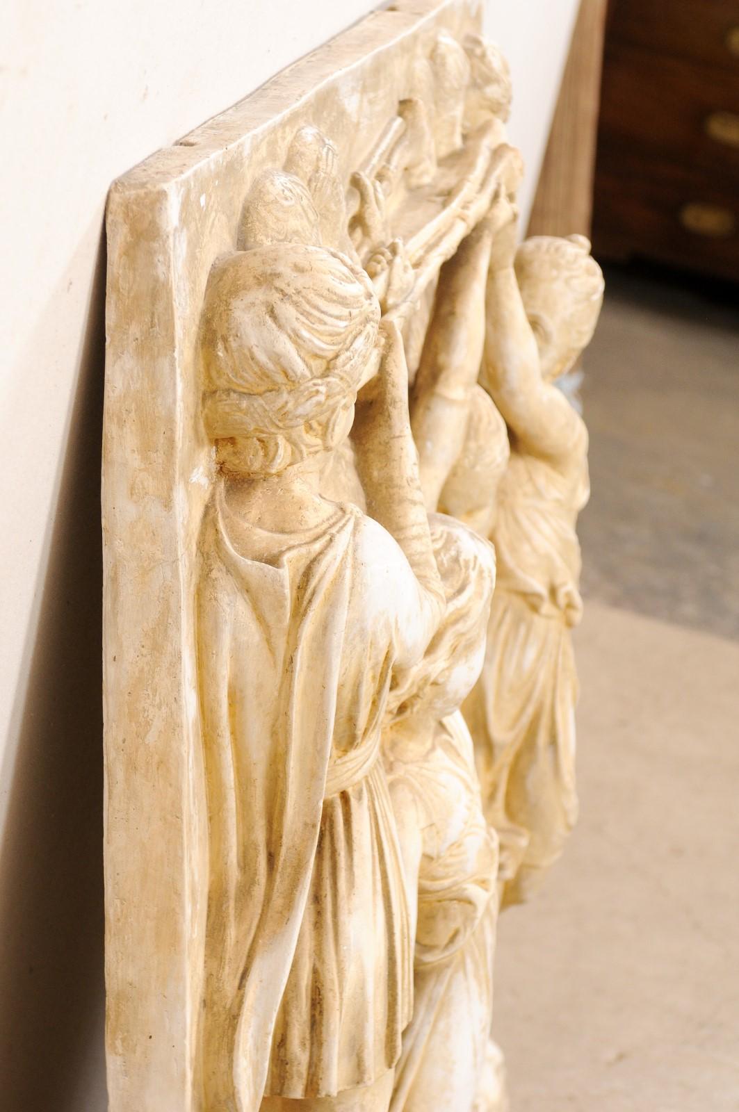 Relief en plâtre italien à motif de figure romaine du milieu du 20e siècle (3,5 pieds de haut) en vente 4