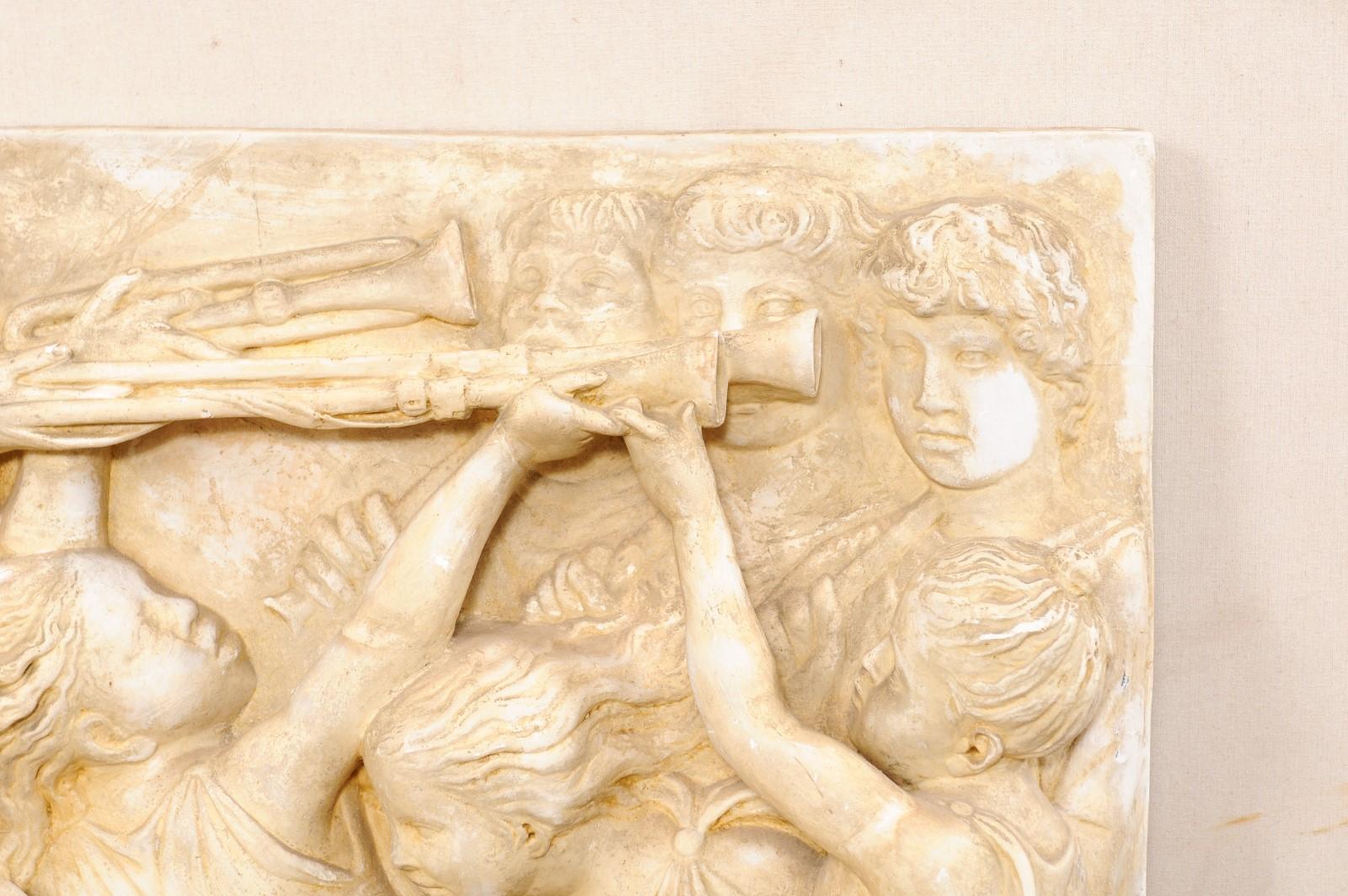 Relief en plâtre italien à motif de figure romaine du milieu du 20e siècle (3,5 pieds de haut) Bon état - En vente à Atlanta, GA