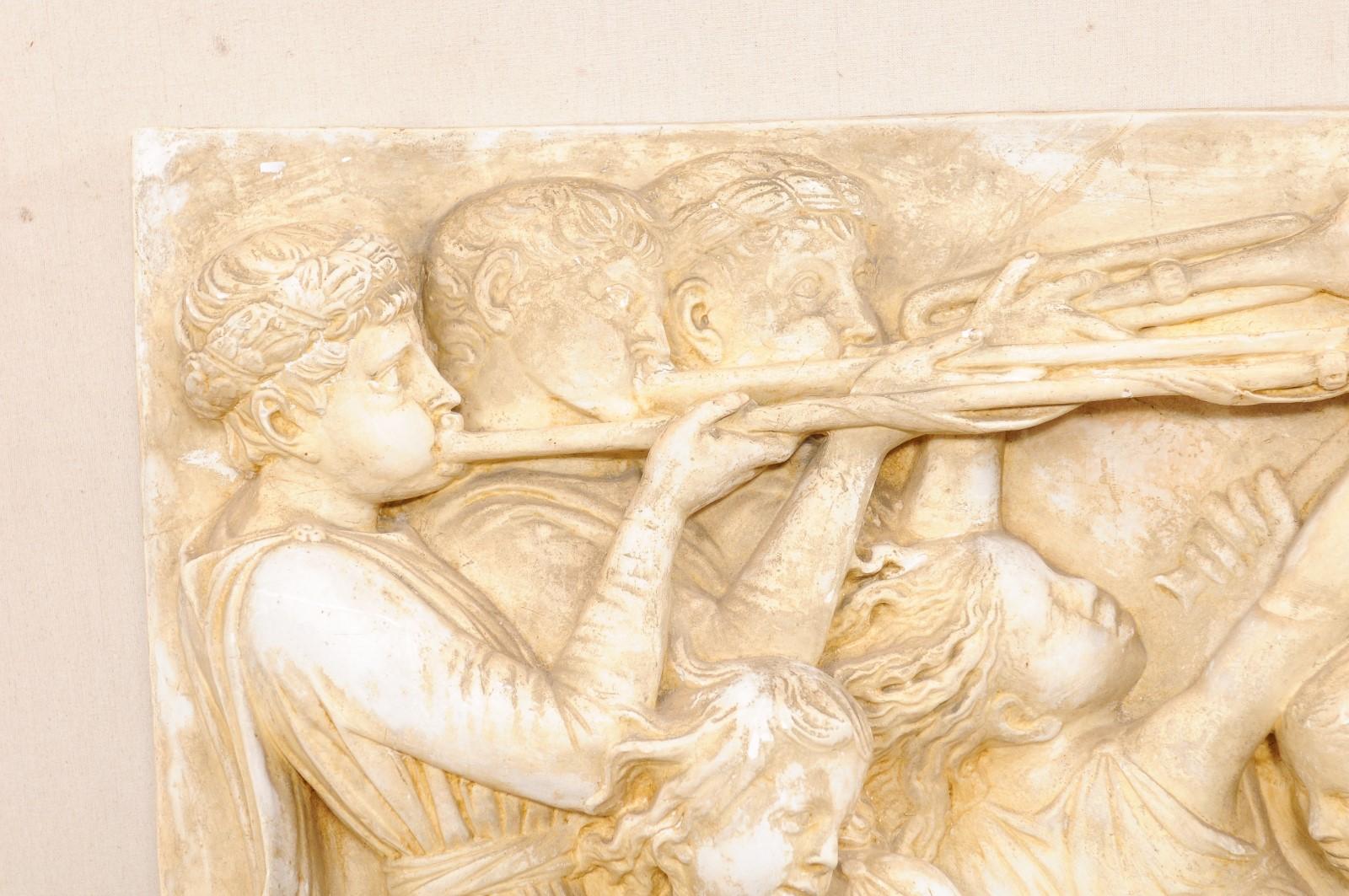 20ième siècle Relief en plâtre italien à motif de figure romaine du milieu du 20e siècle (3,5 pieds de haut) en vente