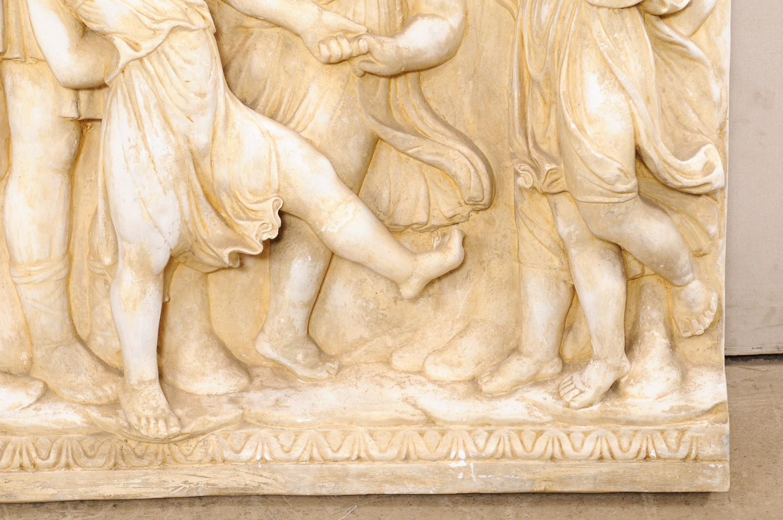 Relief en plâtre italien à motif de figure romaine du milieu du 20e siècle (3,5 pieds de haut) en vente 1